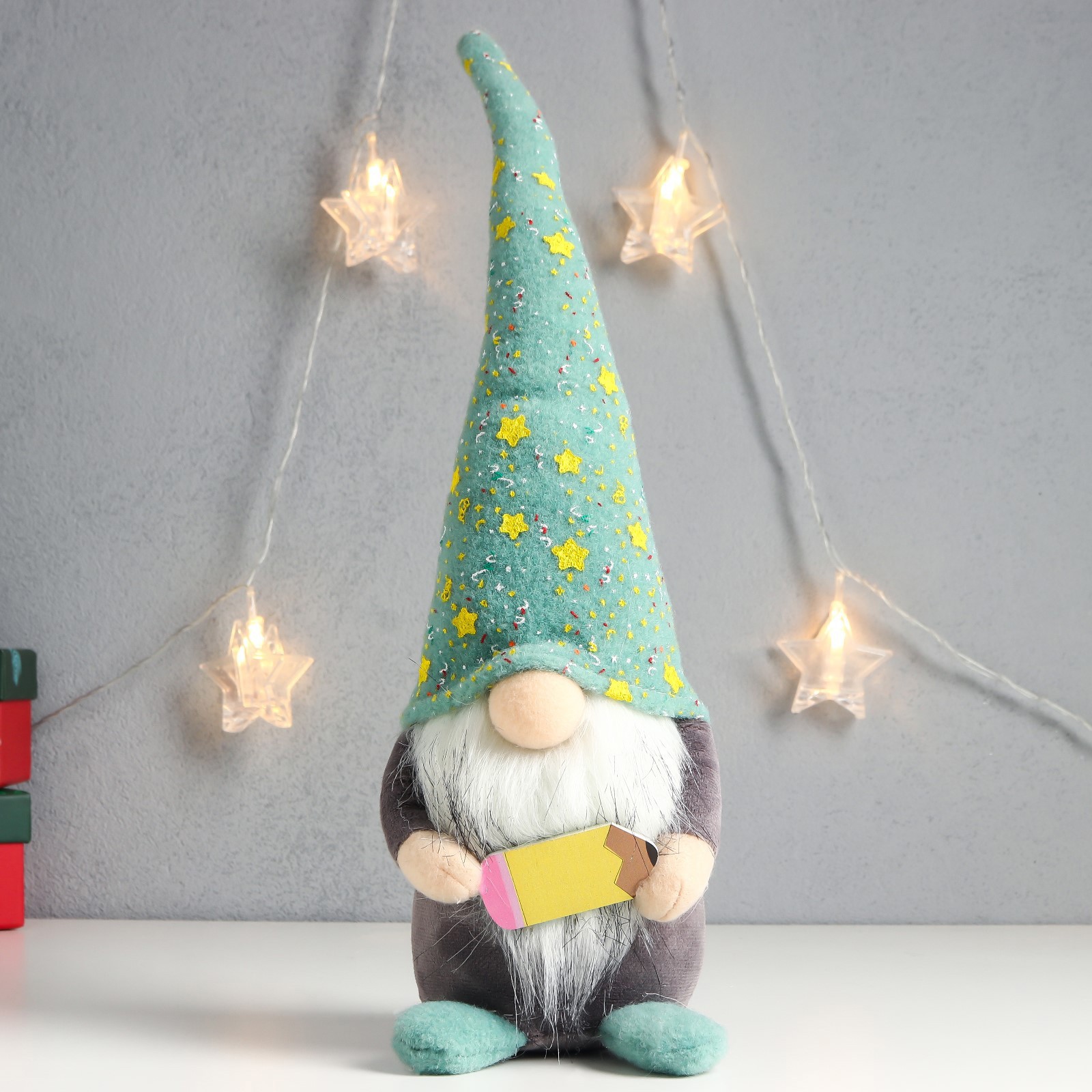 Изображение товара Кукла интерьерная "Гном в зелёном колпаке со звёздами, с карандашом" 39x12x11 см