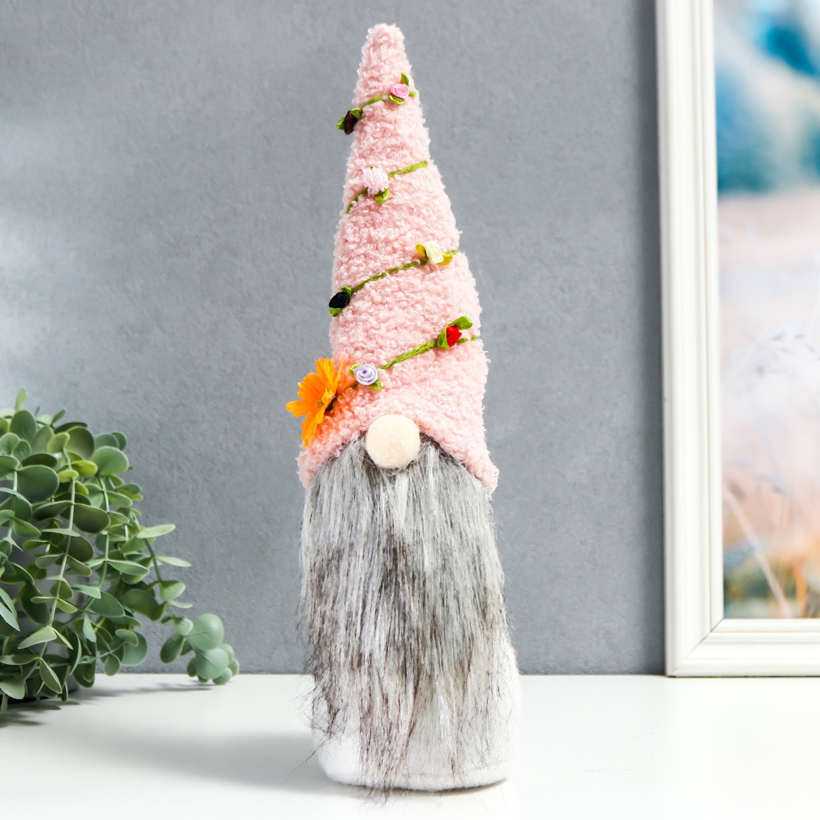 Изображение товара Интерьерная кукла-гном в колпаке с ромашкой и розами 36 см