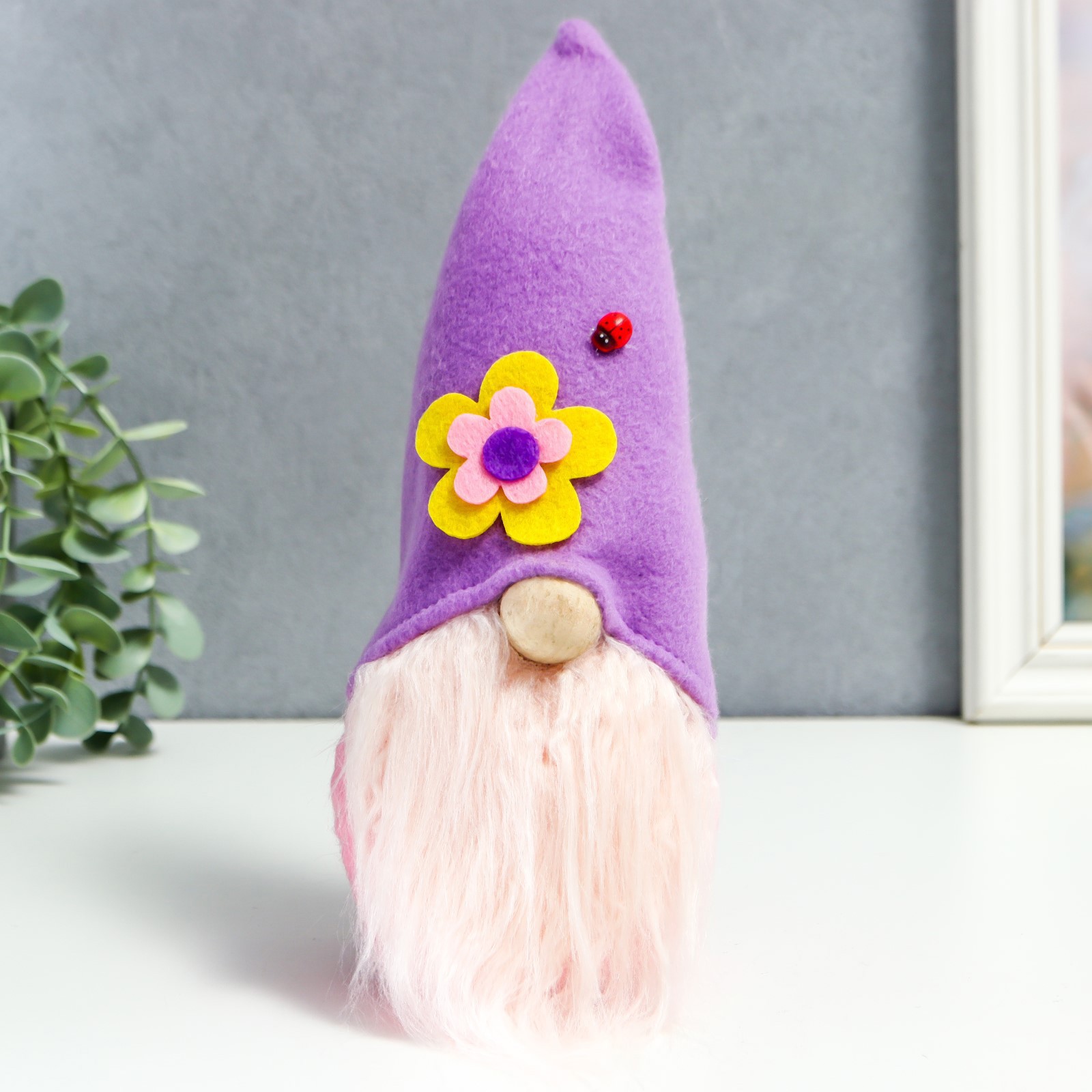 Изображение товара Кукла интерьерная "Гном в колпаке с цветком и божьей коровкой" 25x8x6см