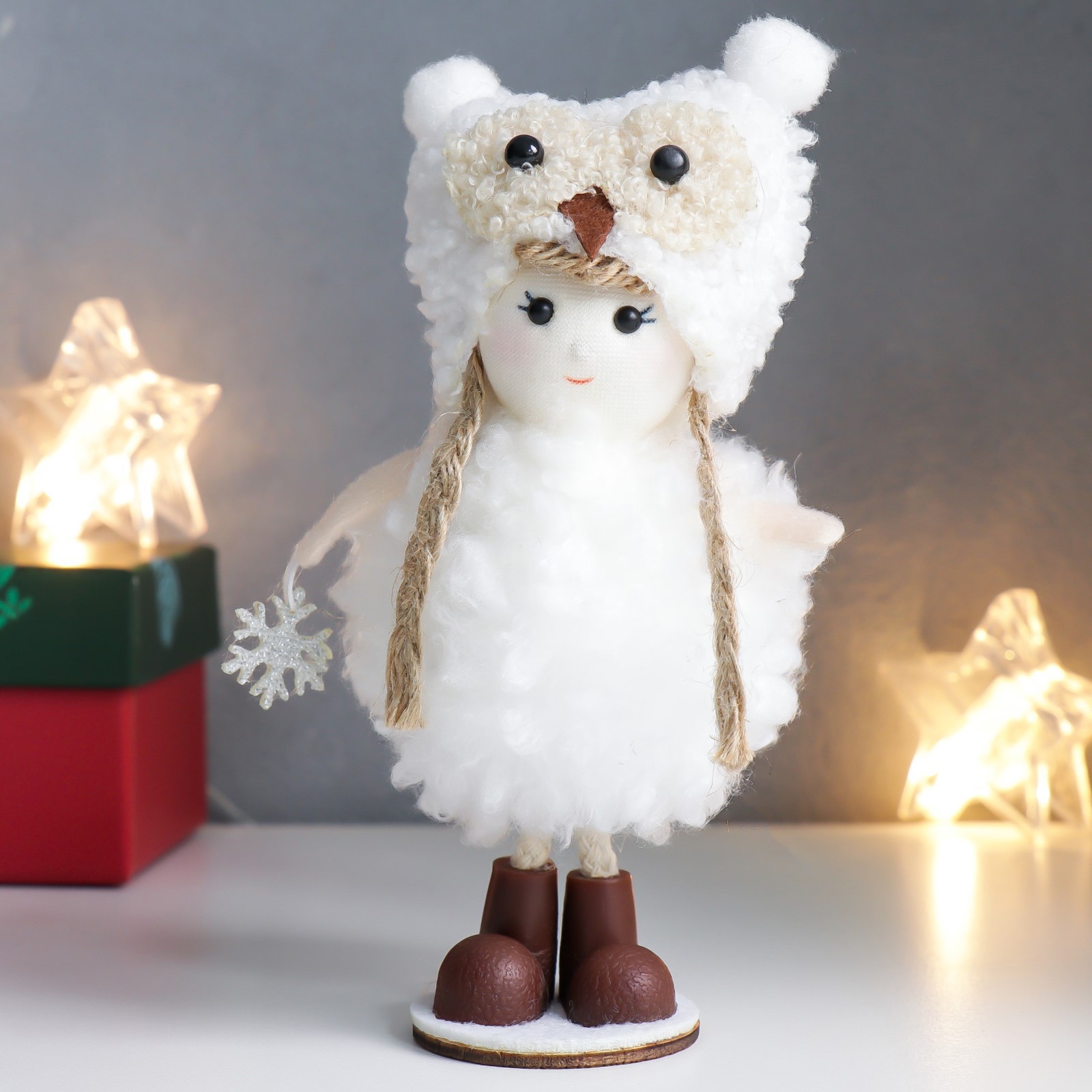 Изображение товара Кукла интерьерная "Девочка в кучерявой белой шубке и шапке совы" 15.5 см