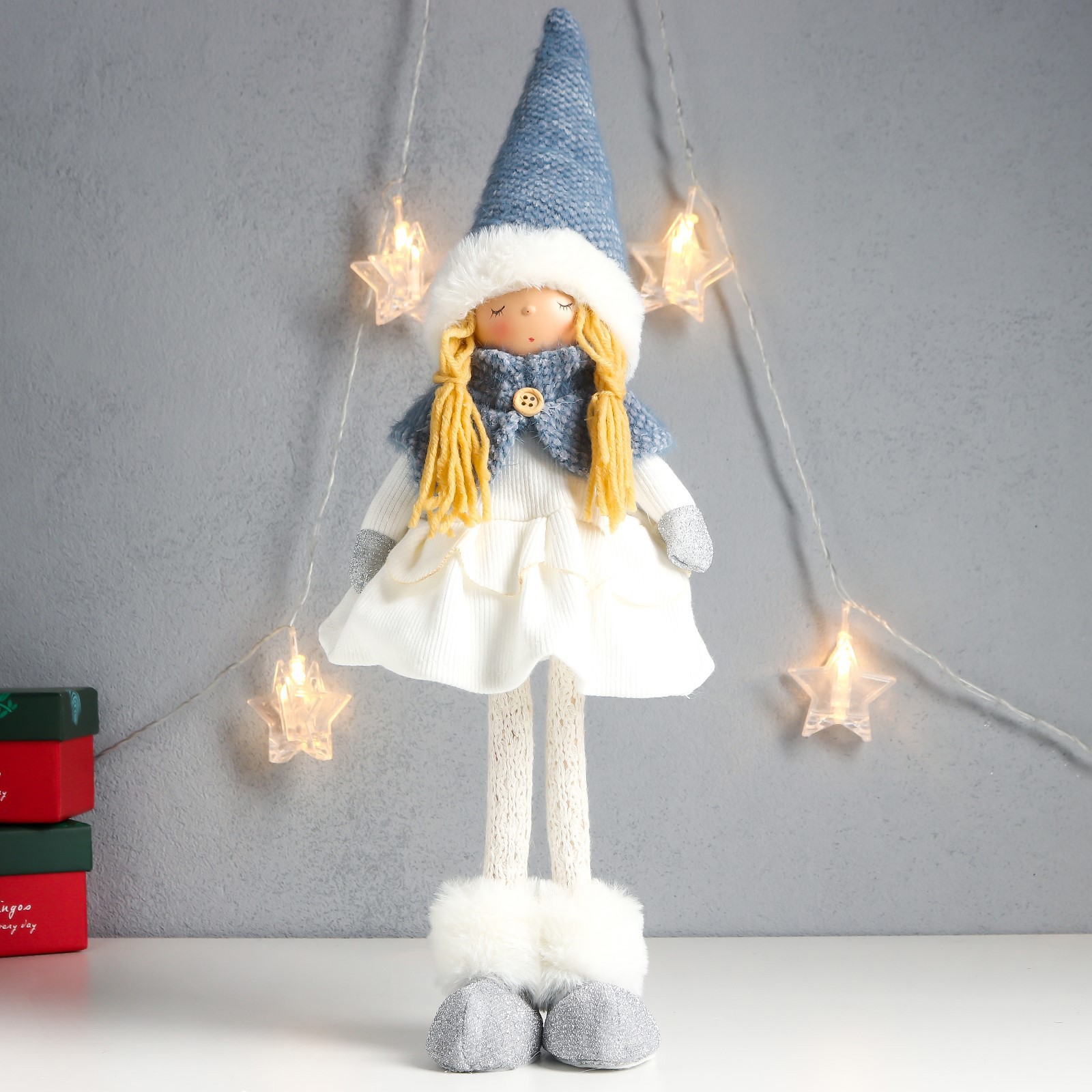 Изображение товара Плюшевая кукла SIMALAND Малышка в белом платье, синий колпак 46 см