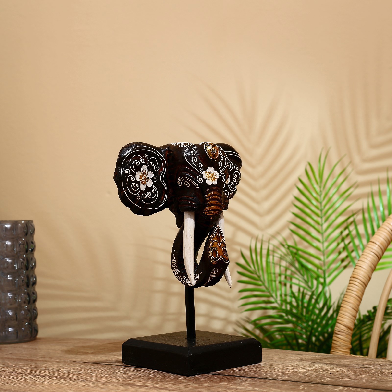 Изображение товара Интерьерный сувенир "Голова слона" с узорами из цветов 35 см