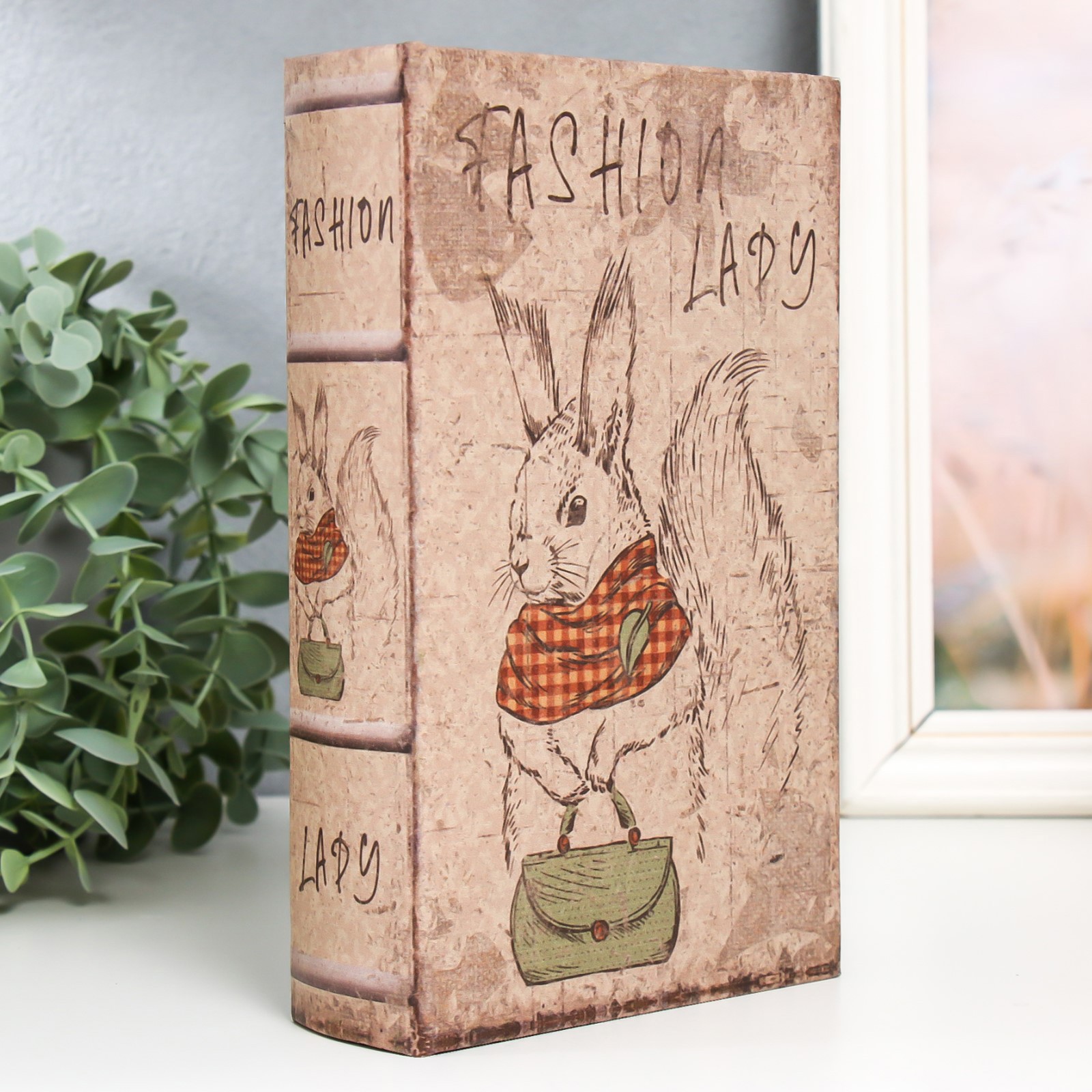 Изображение товара Шкатулка сейф-книга "Белочка в палантине и с сумочкой" 21x13x5 см