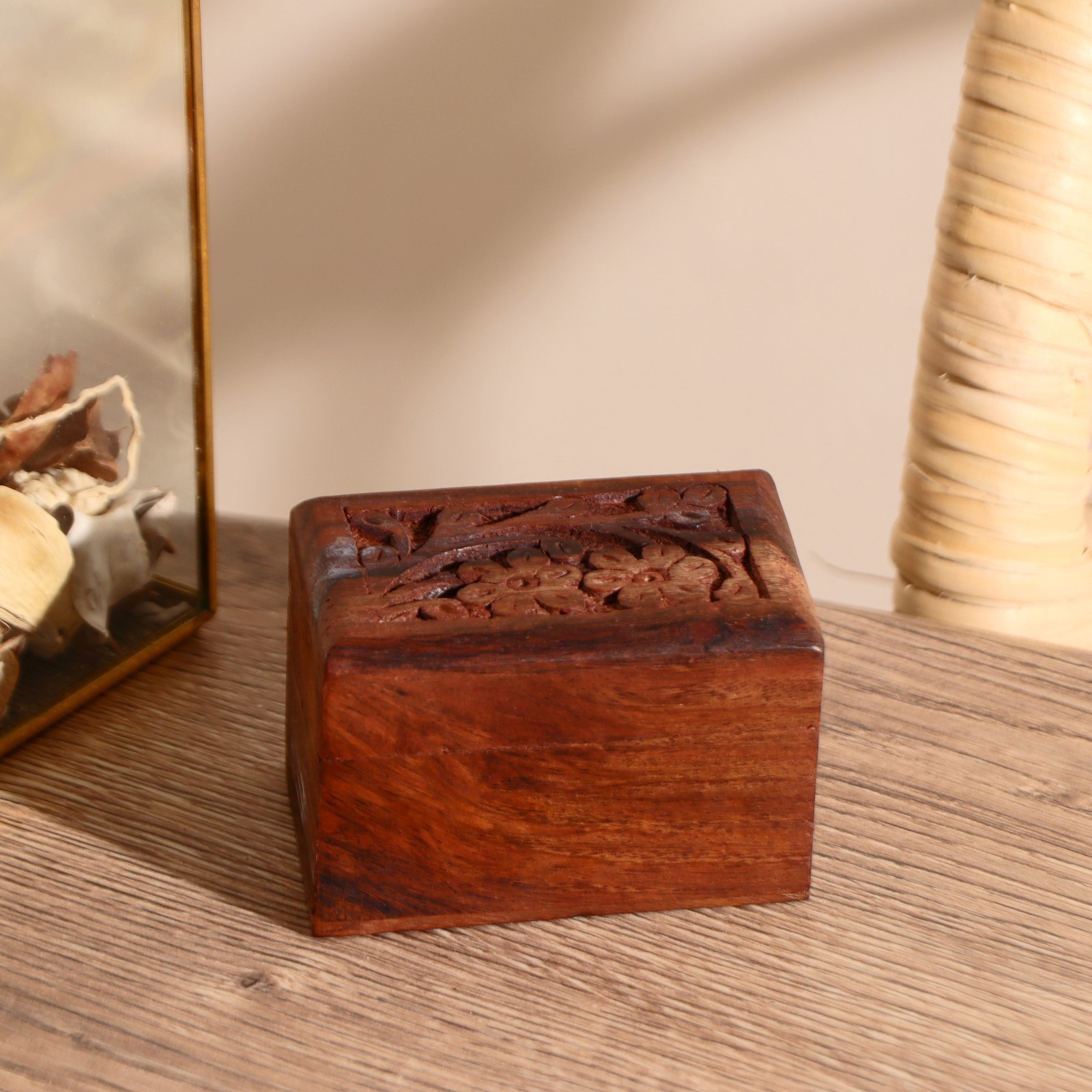 Изображение товара Шкатулка "Резная" с цветами, 5.5x7.5x4 см