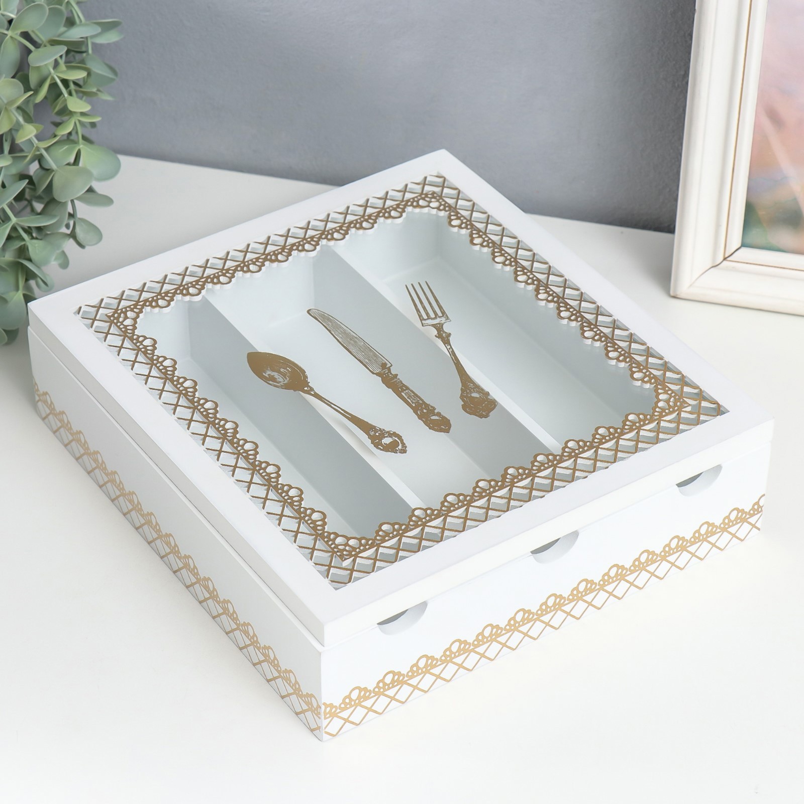 Изображение товара Шкатулка с делениями "Столовые предметы" белая с золотом 26x24x6.8 см