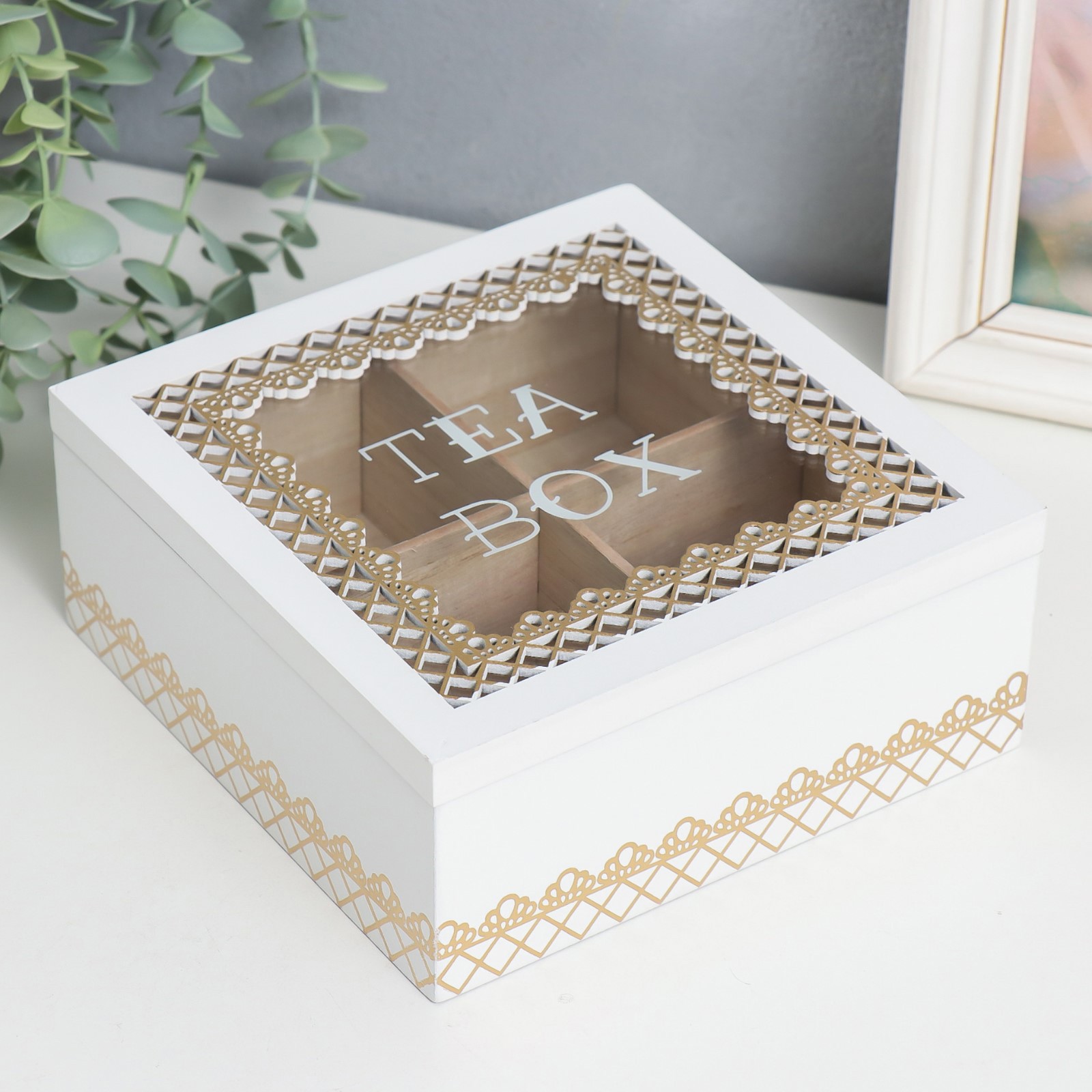 Изображение товара Шкатулка с делениями "Узоры" белая с золотом 18x18x7.5 см