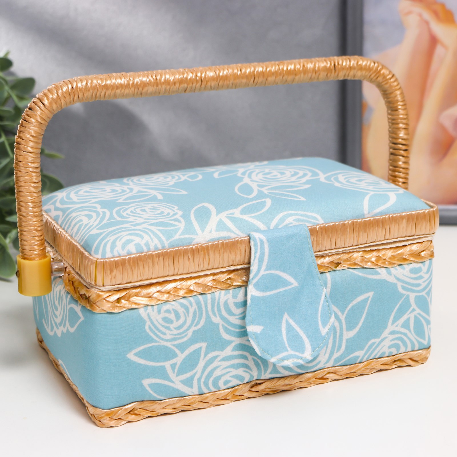 Изображение товара Шкатулка для рукоделия "Розы на голубом" 10x13x19.5 см