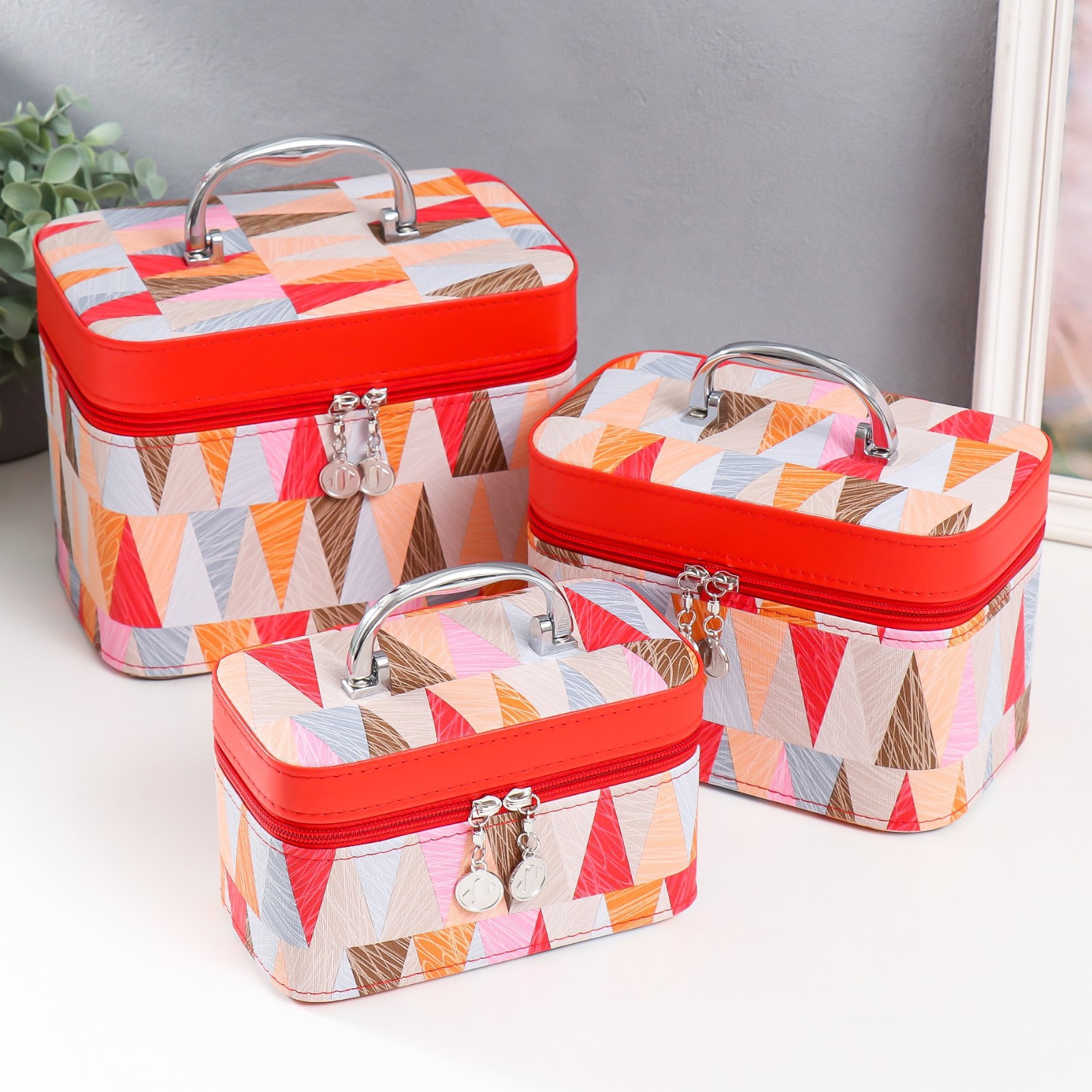 Изображение товара Шкатулка с зеркалом Треугольники Алый н-р 3 шт 18x10x12.5 21x13x15.5 23x15x18.5 см