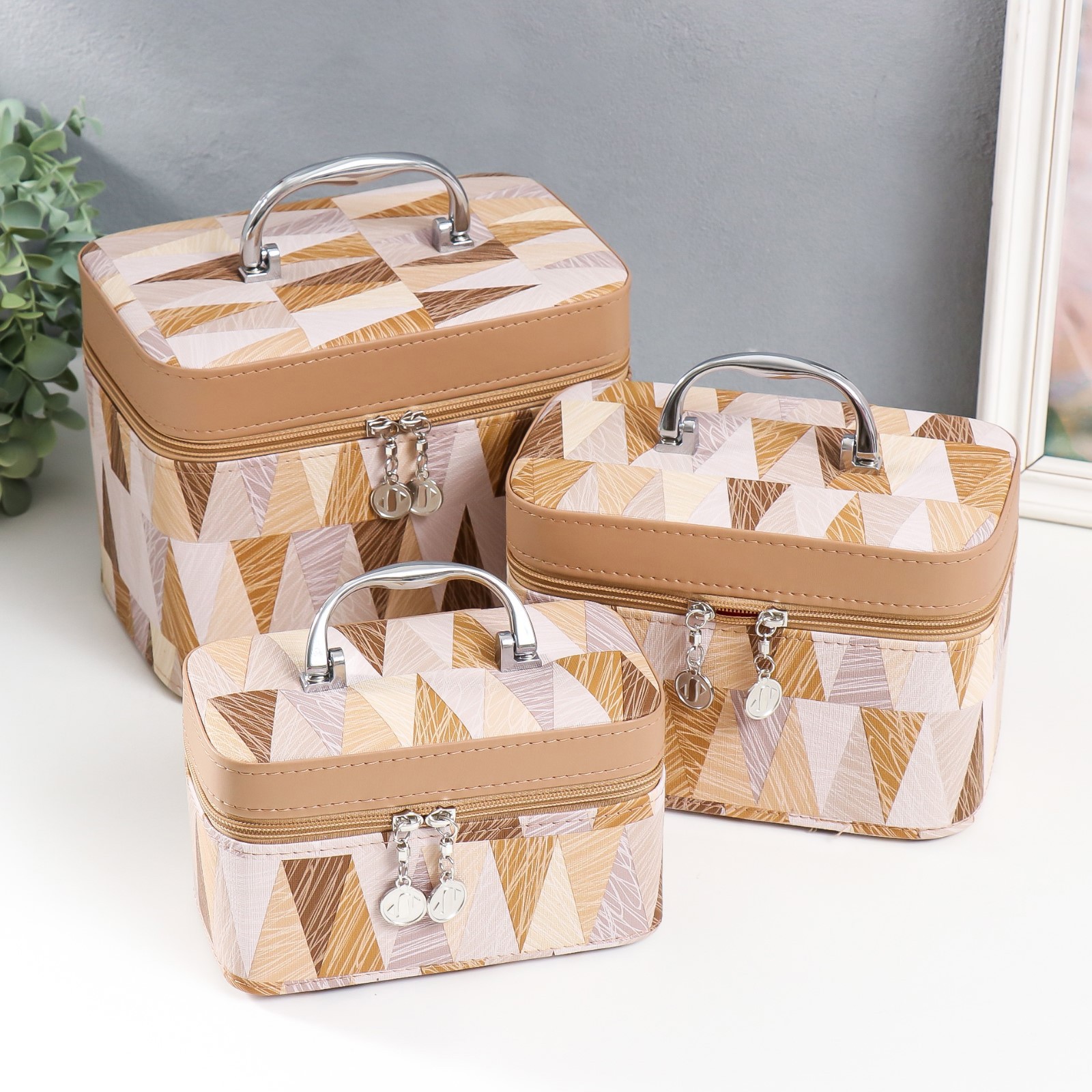 Изображение товара Шкатулка с зеркалом Треугольники Беж н-р 3 шт 18x10x12.5 21x13x15.5 23x15x18.5 см