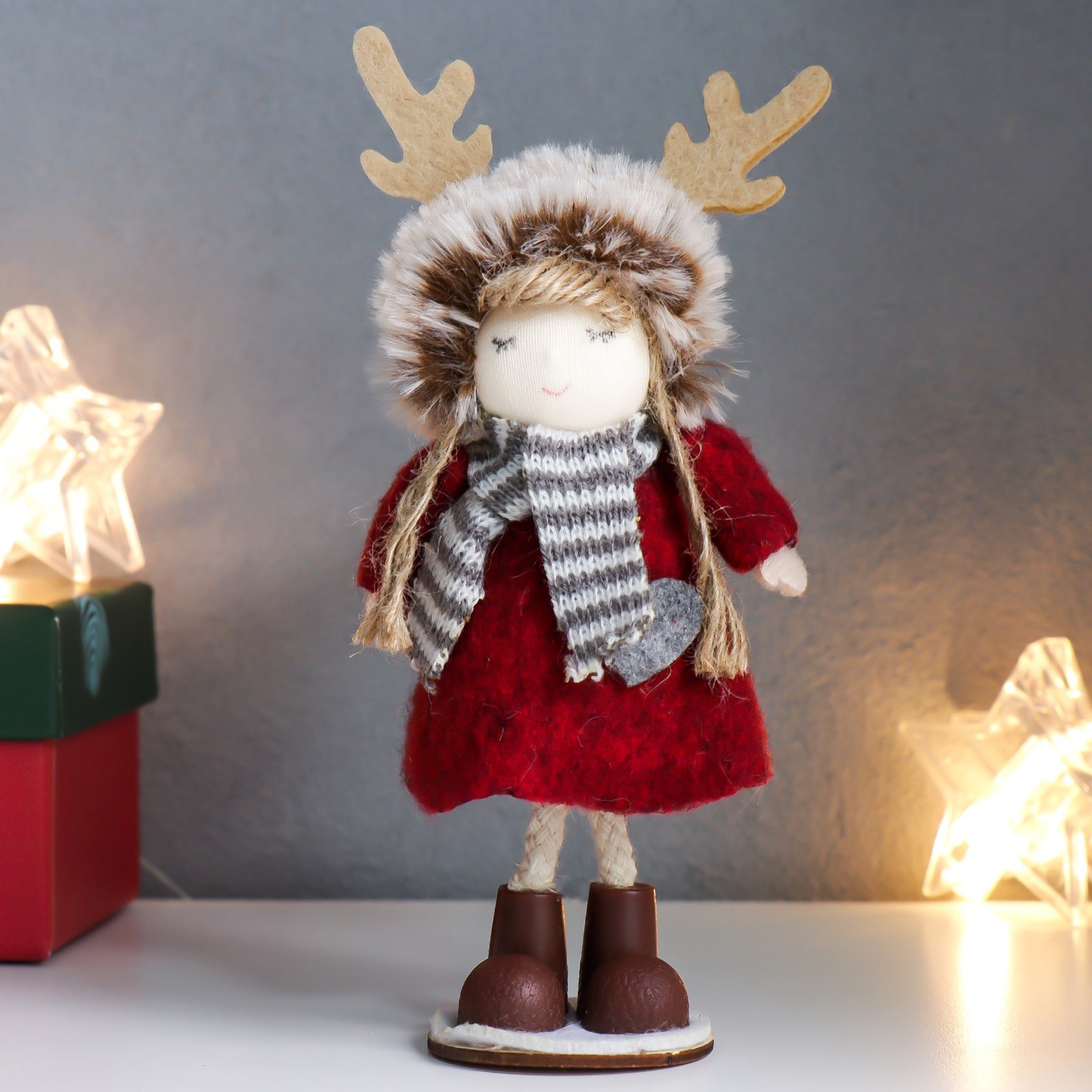 Изображение товара Девочка в красном пальто с сердечком и шапочкой-рожками, 15.5–17 см