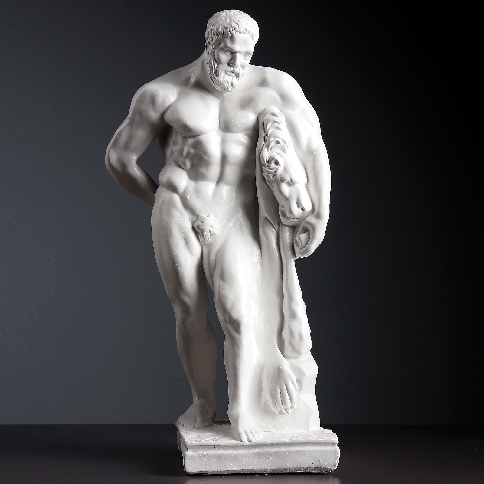 Изображение товара Геракл белый 20x23x48 см — декоративная фигура для интерьера