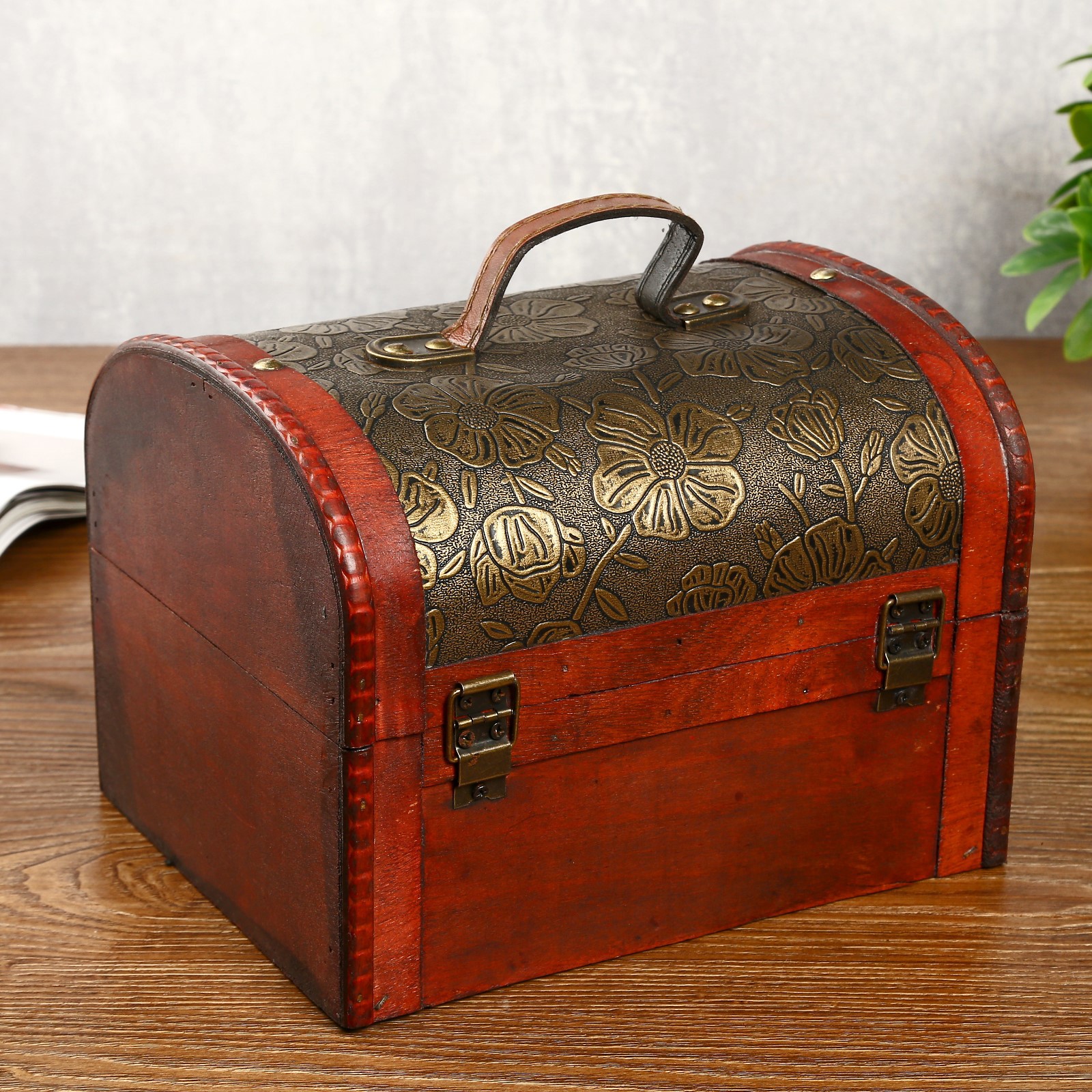 Изображение товара Шкатулка состаренная «Золотые цветы на чёрном» 18x22,5x17 см