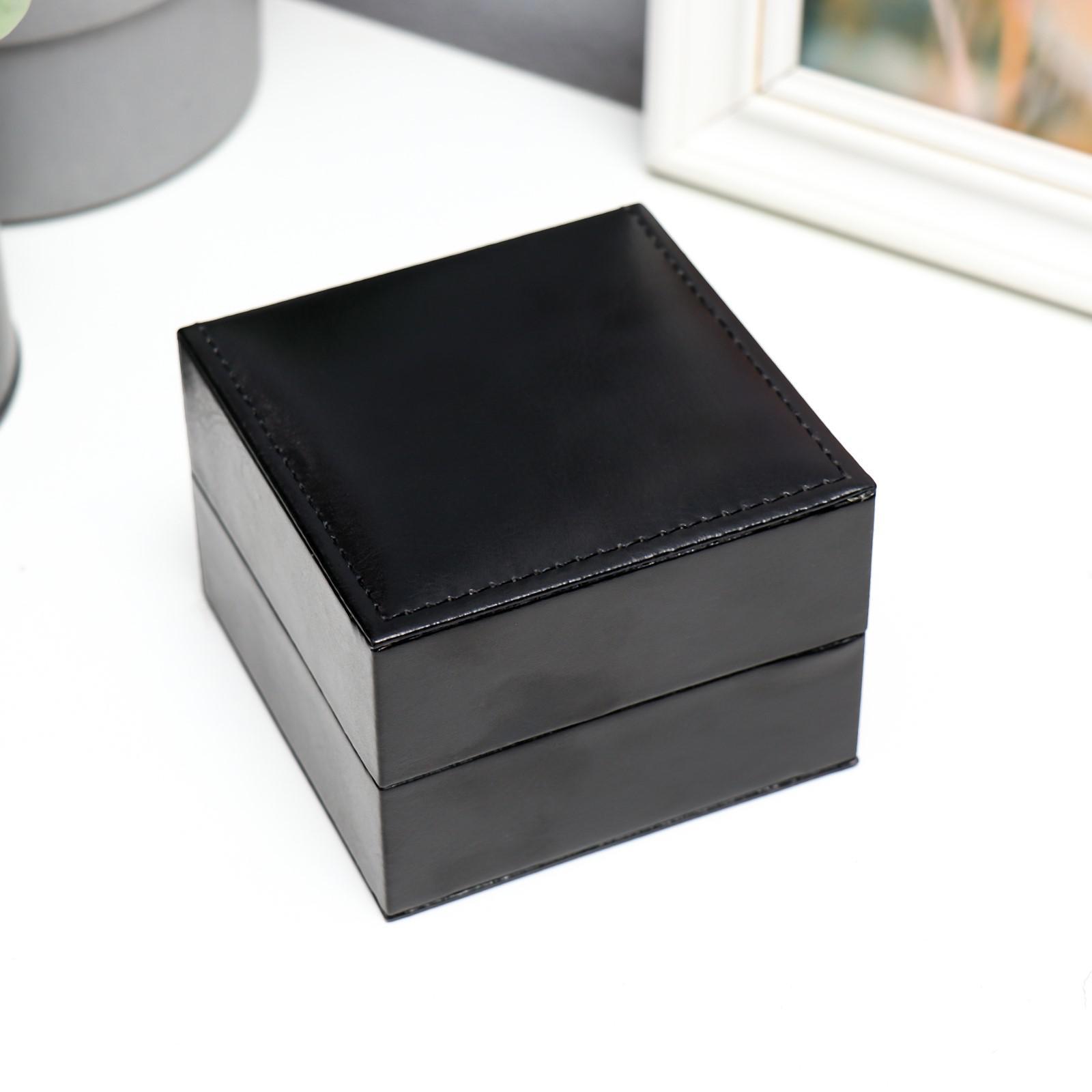 Изображение товара Шкатулка Simaland под часы 1 отделение "Строчка на чёрном"