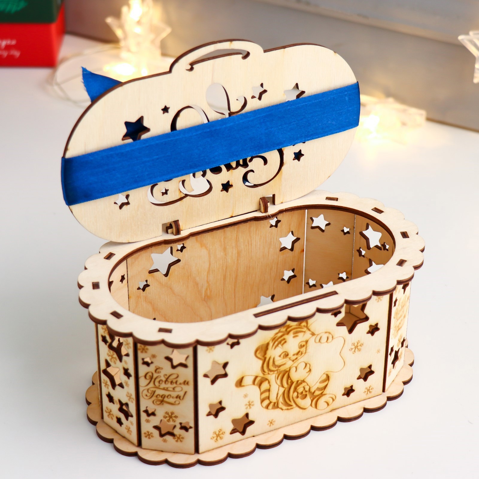 Изображение товара Шкатулка Новый год 18x10,5x8,5 см — деревянная, праздничная