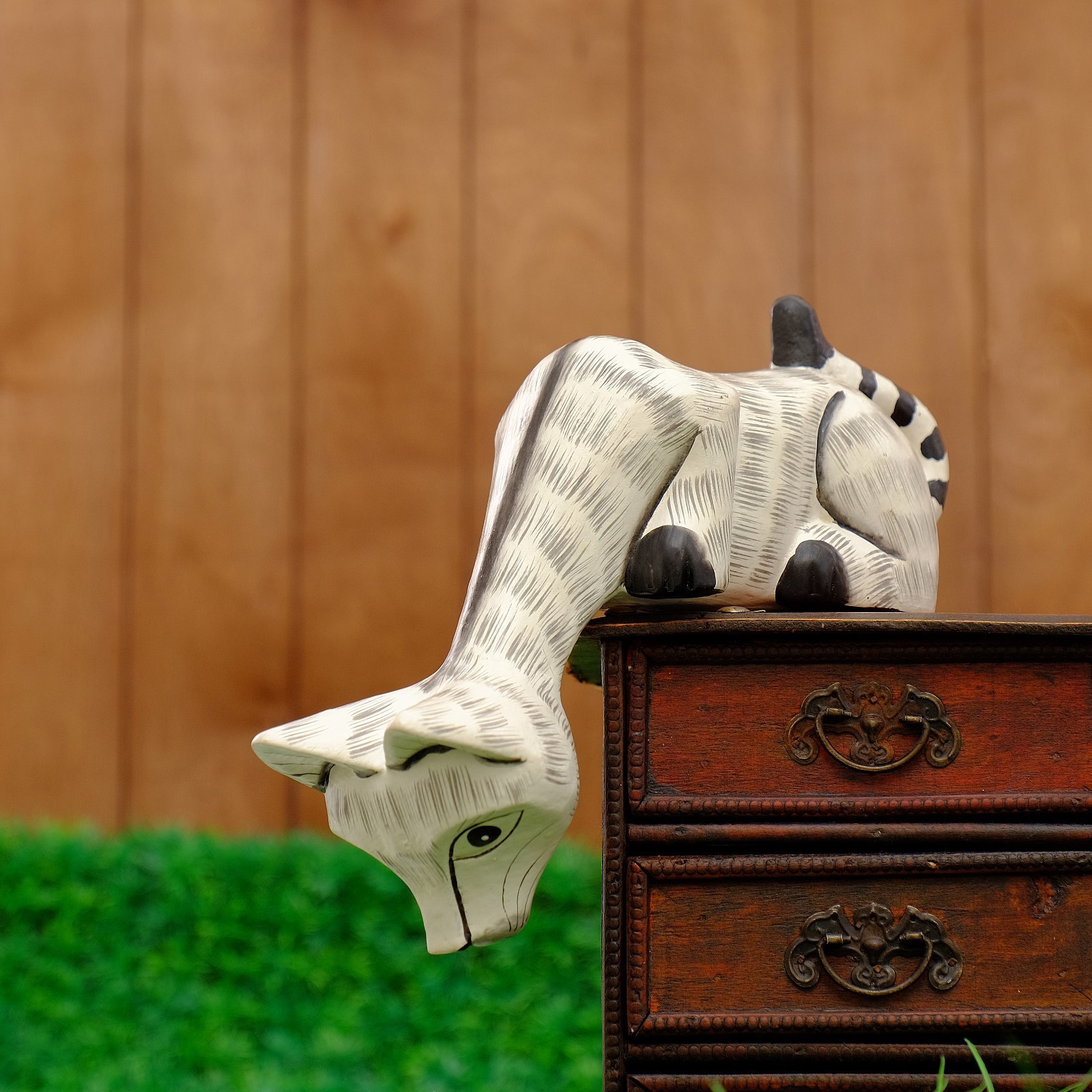 Изображение товара Котёнок Матвей подглядывает — декоративная фигура SIMALAND