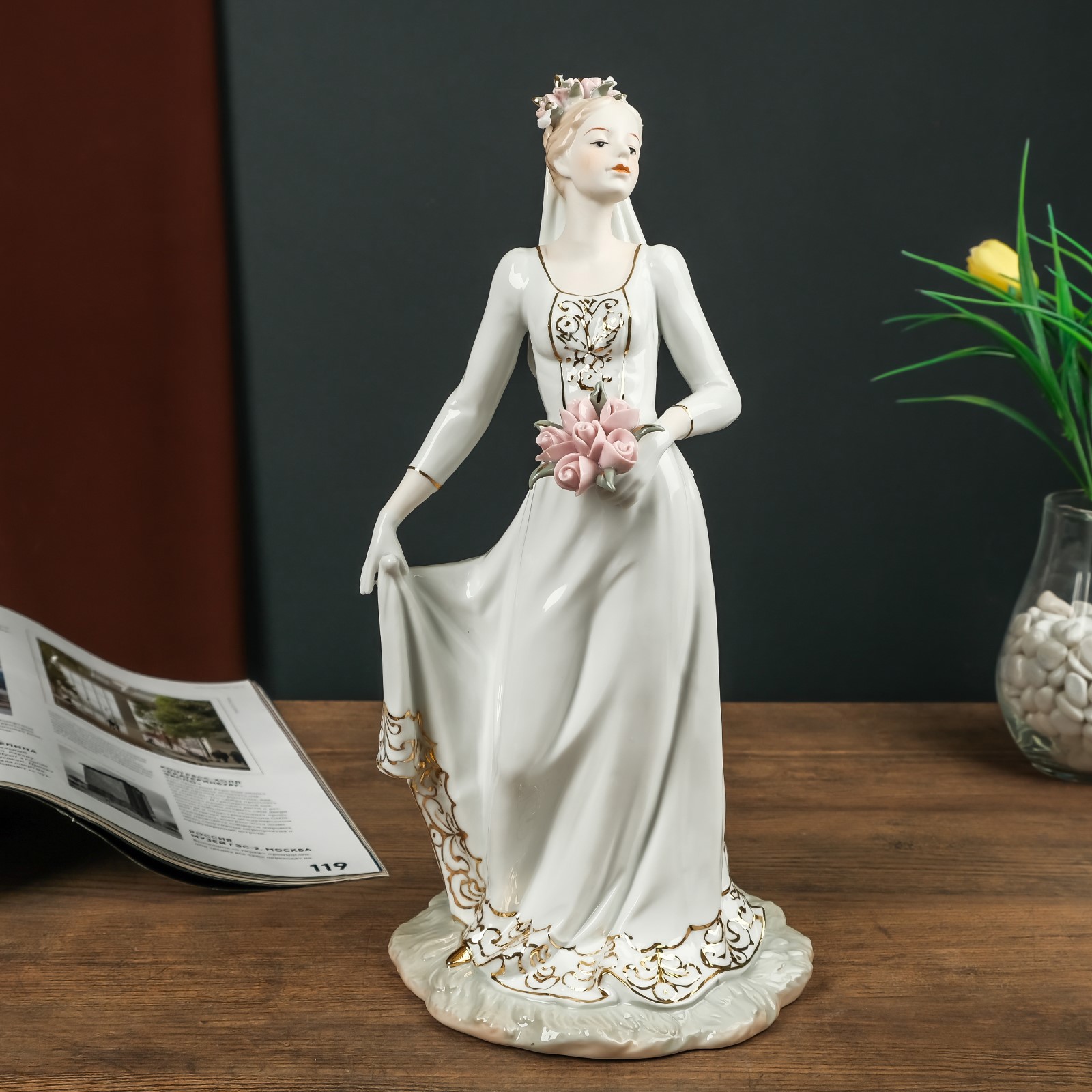 Изображение товара Фигурка сувенирная Simaland "Невеста в белом платье с золотыми узорами и букетом роз" 35x15x16 см