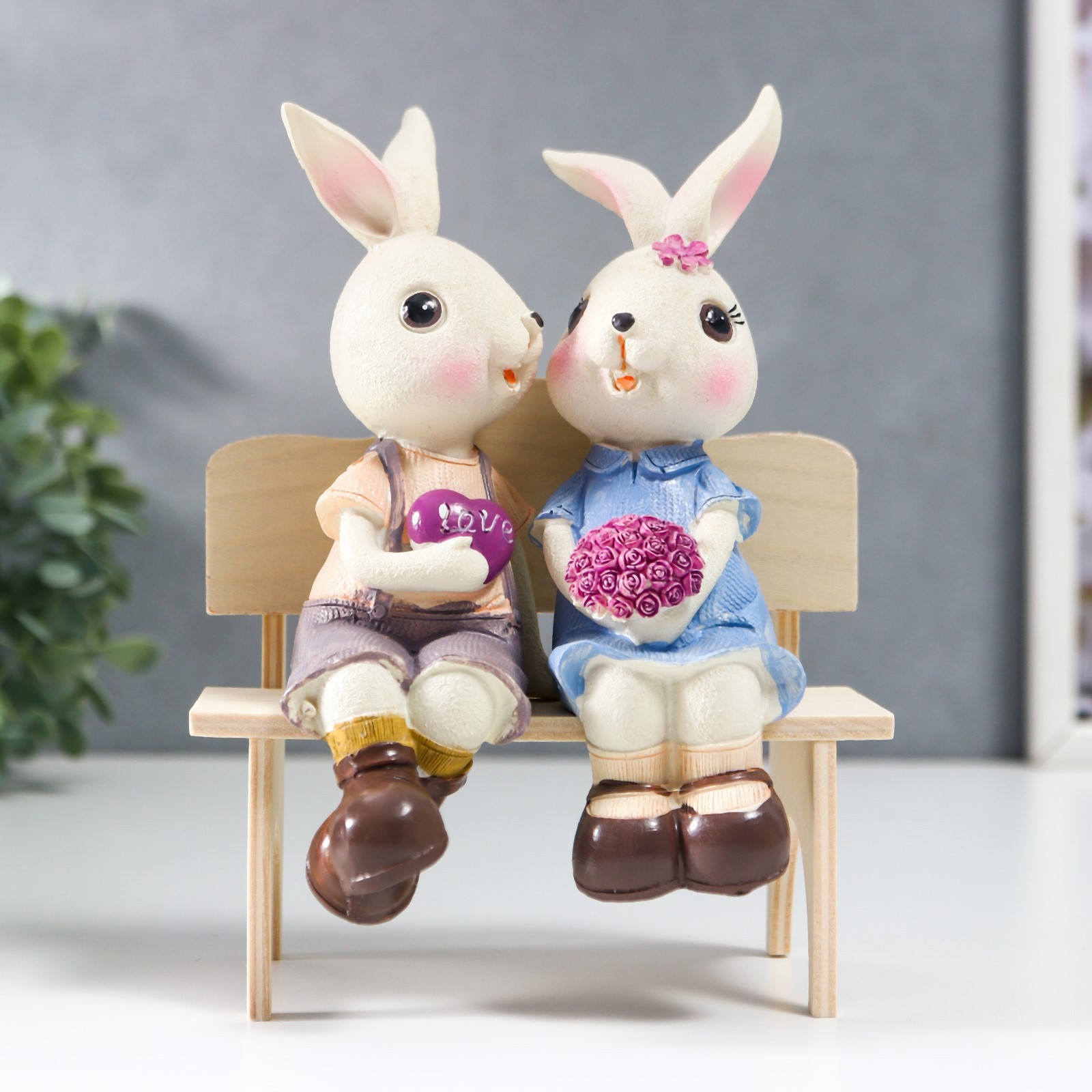 Изображение товара Фигурка сувенирная Simaland "Зайчики на скамеечке - свидание" 17.5x7x12.5 см