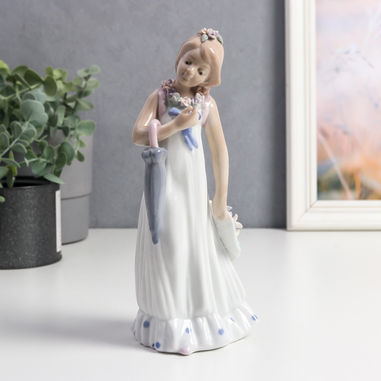 Изображение товара Фигурка сувенирная Simaland "Девушка в платье с бантом, с шляпкой и зонтом" цветной 16.8x6.6x7.5 см