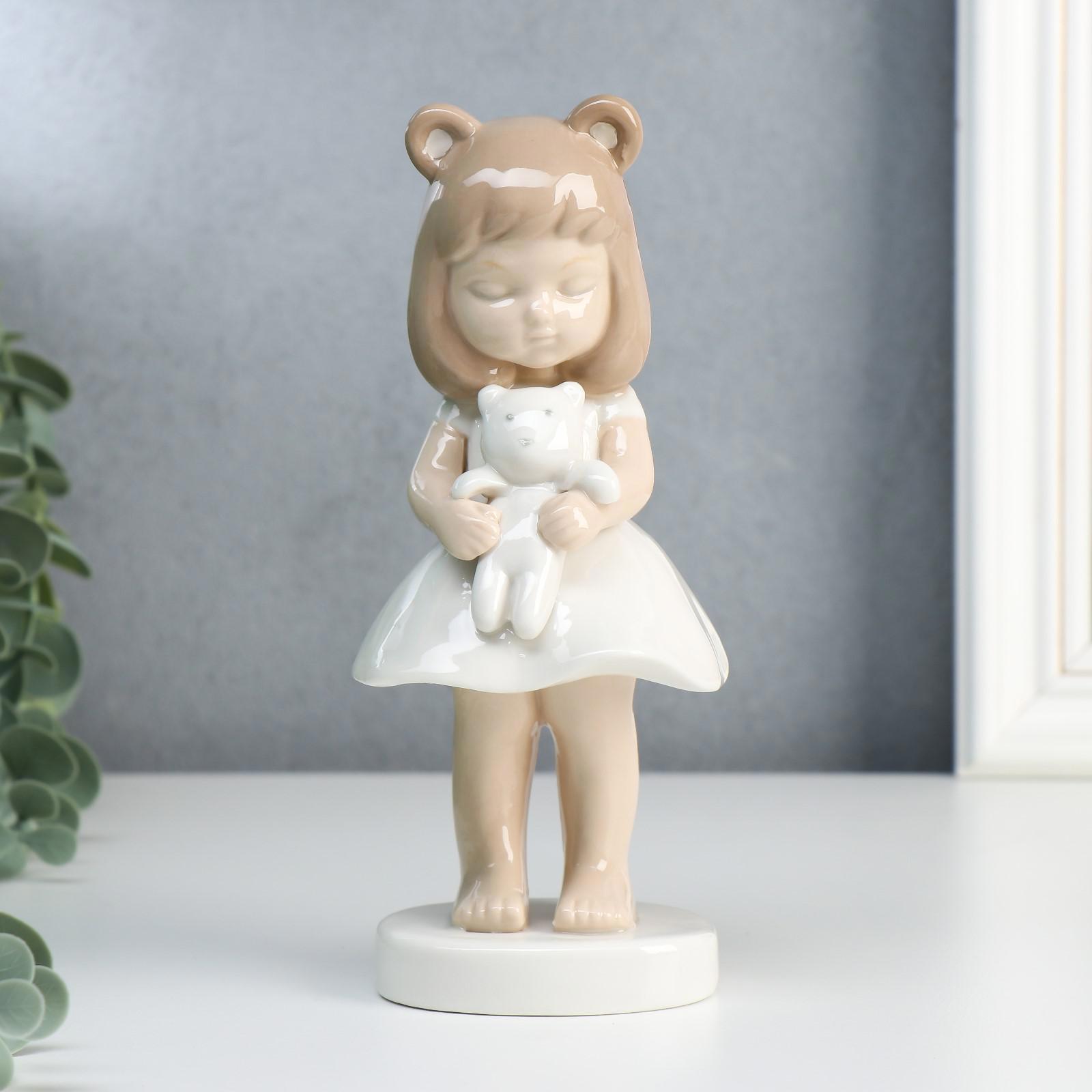Изображение товара Фигурка сувенирная Simaland Малышка в белом платье с мишкой в руках 18x7.3x7.3 см