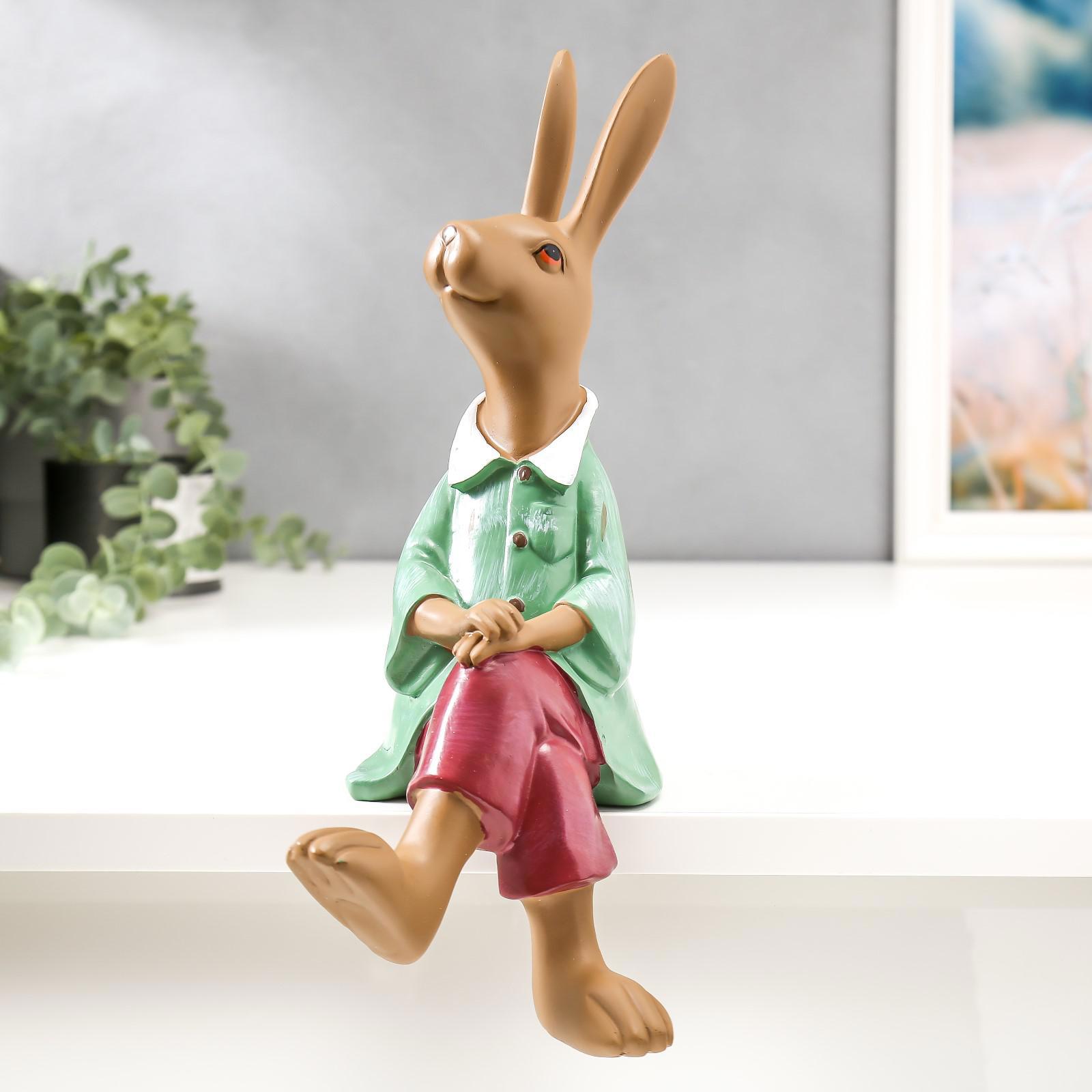 Изображение товара Заяц в зелёной рубашке и бордовых штанах — декоративная фигура 33x16x13 см