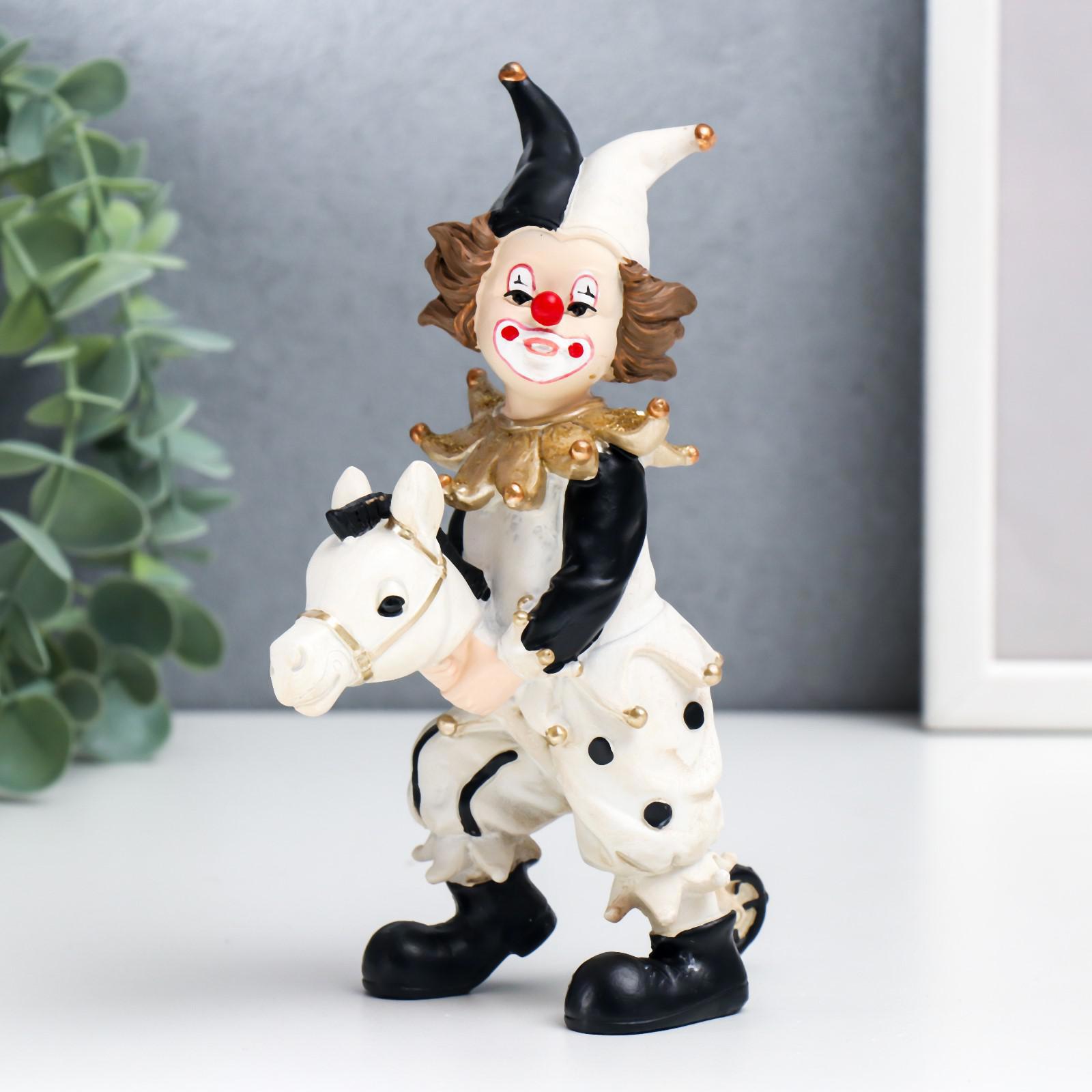 Изображение товара Фигурка сувенирная Simaland Скоморох с игрушкой голова лошади чёрно-белый с золотом 16.5x6.5x11 см