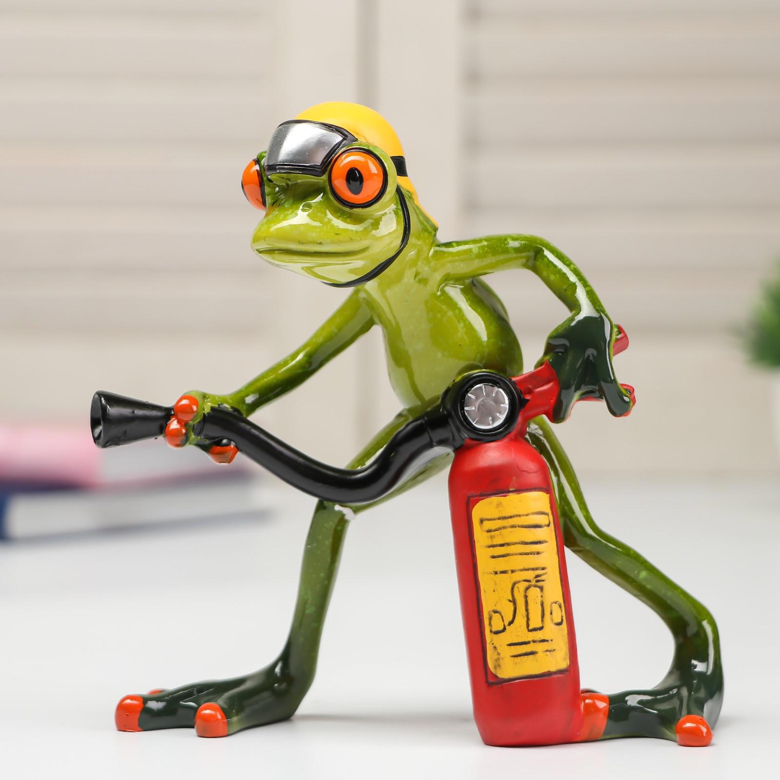 Изображение товара Фигурка сувенирная Simaland Лягушонок с огнетушителем 14x6.5x14 см