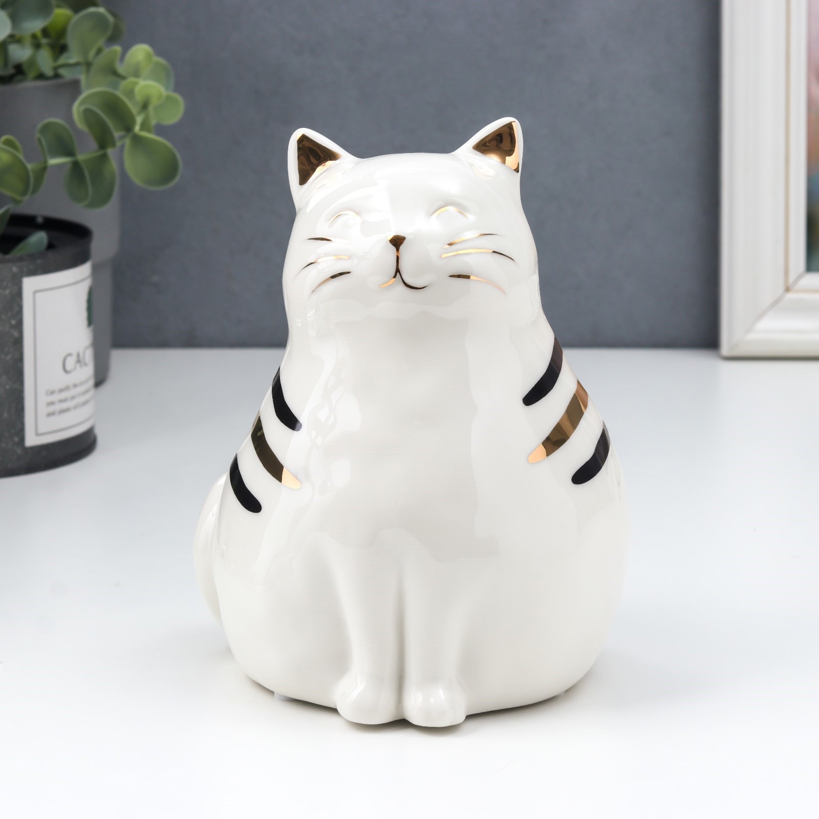 Изображение товара Спящий пухлый котик с тремя полосками — белая керамическая фигурка, 15,2×11,6×11,2 см