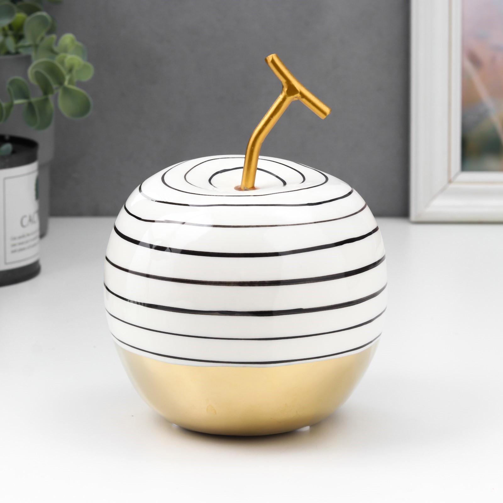 Изображение товара Фигурка сувенирная Simaland Полосатое яблоко с золотом 15.5x12x12 см Изображение товара Фигурка сувенирная Simaland Полосатое яблоко с золотом 15.5x12x12 см