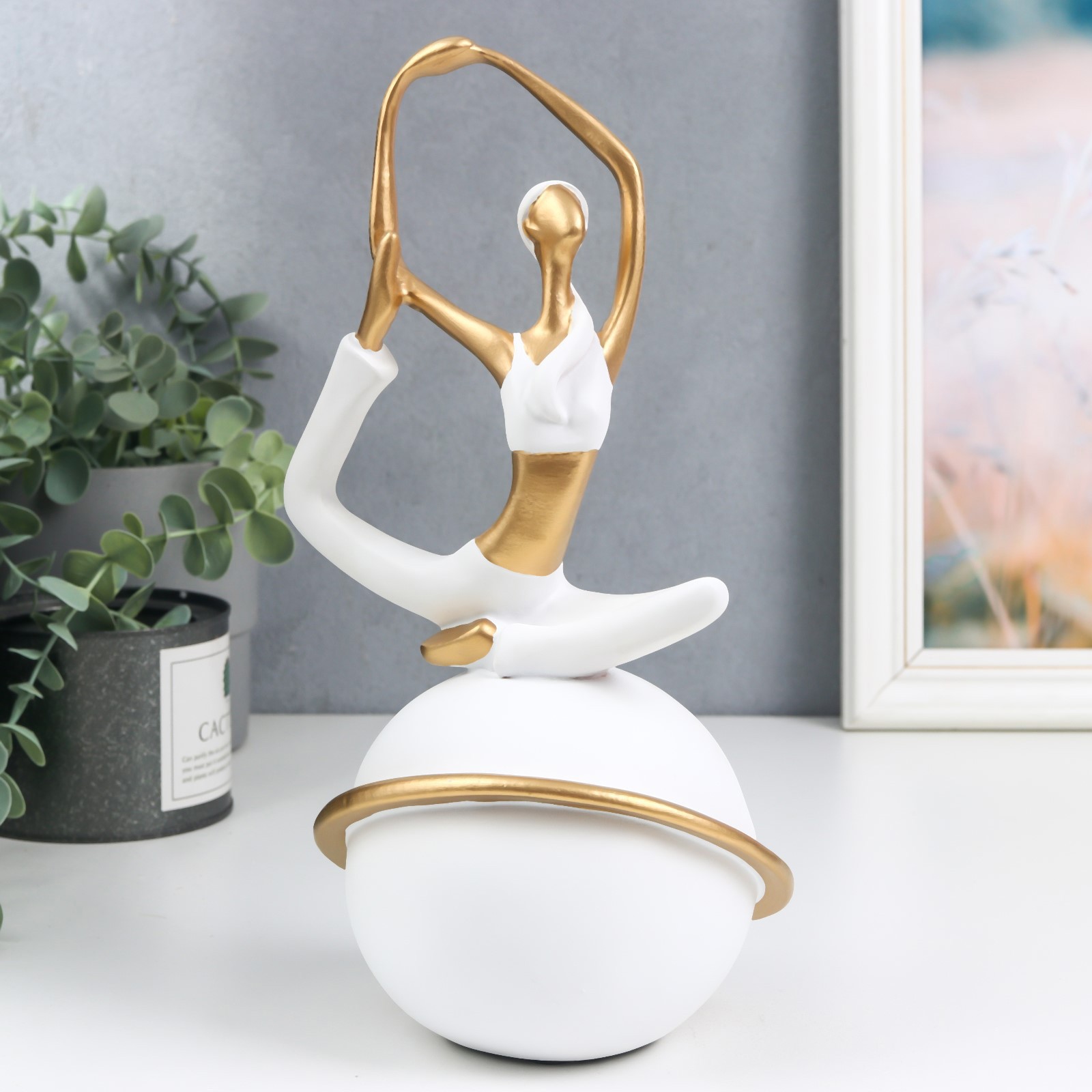 Изображение товара Фигурка сувенирная Simaland "Девушка на шаре - йога растяжка" белый с золотом 28x12x16 см