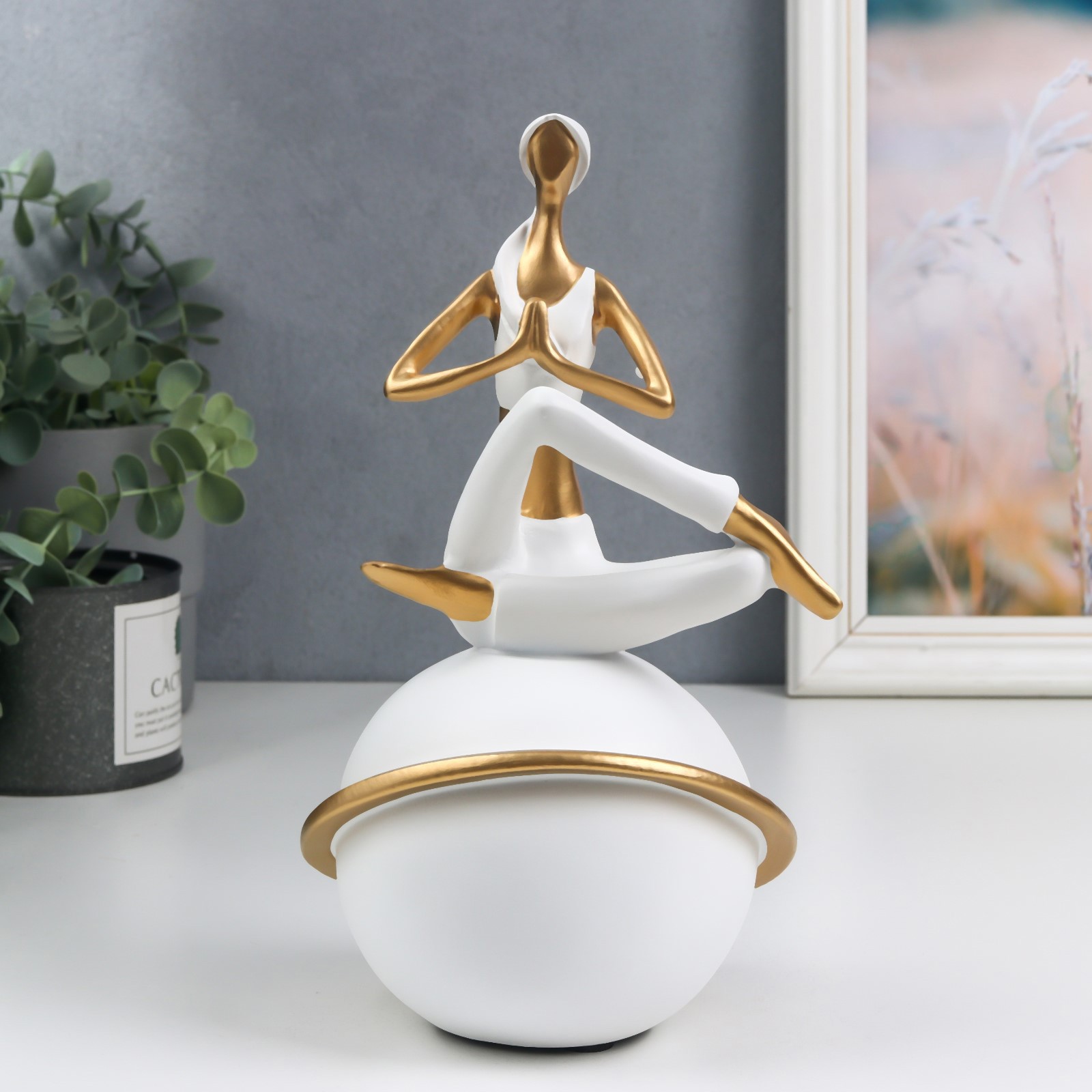 Изображение товара Фигурка сувенирная Simaland "Девушка на шаре - поза" белый с золотом 24x12x14 см