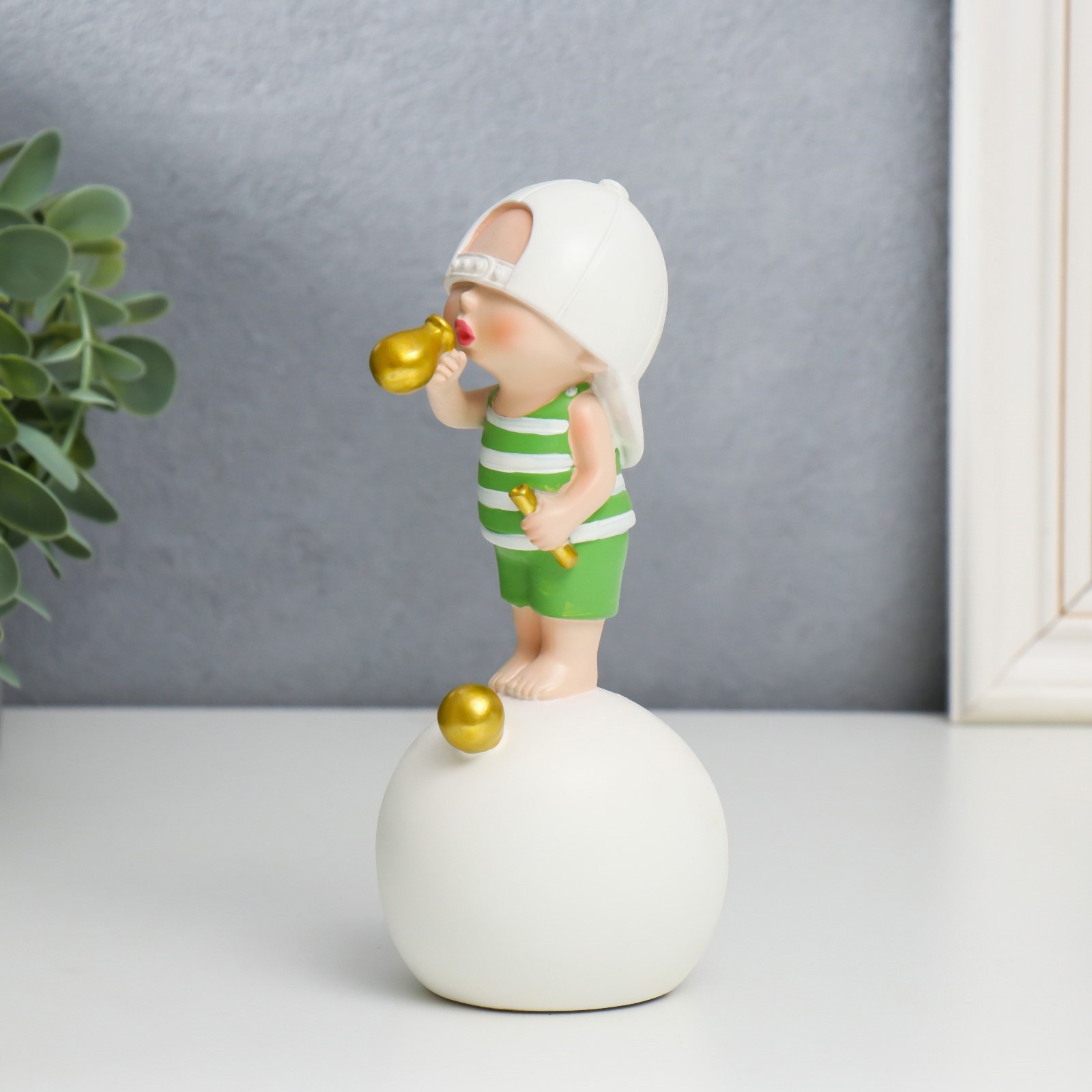 Изображение товара Фигурка сувенирная Simaland "Малыш в белой бейсболке с золотым пузырём на шаре" 16x7x8 см