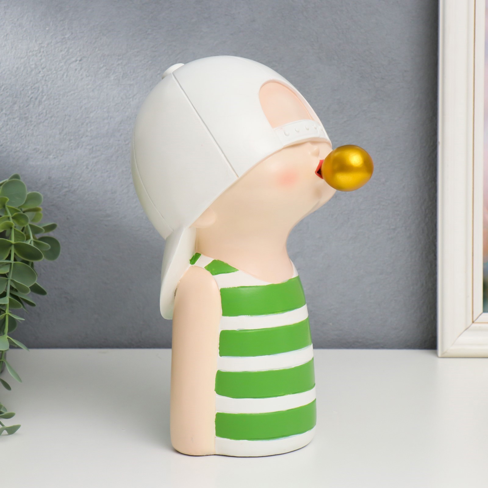 Изображение товара Малыш в белой бейсболке с золотым пузырём — декоративная фигурка SIMALAND