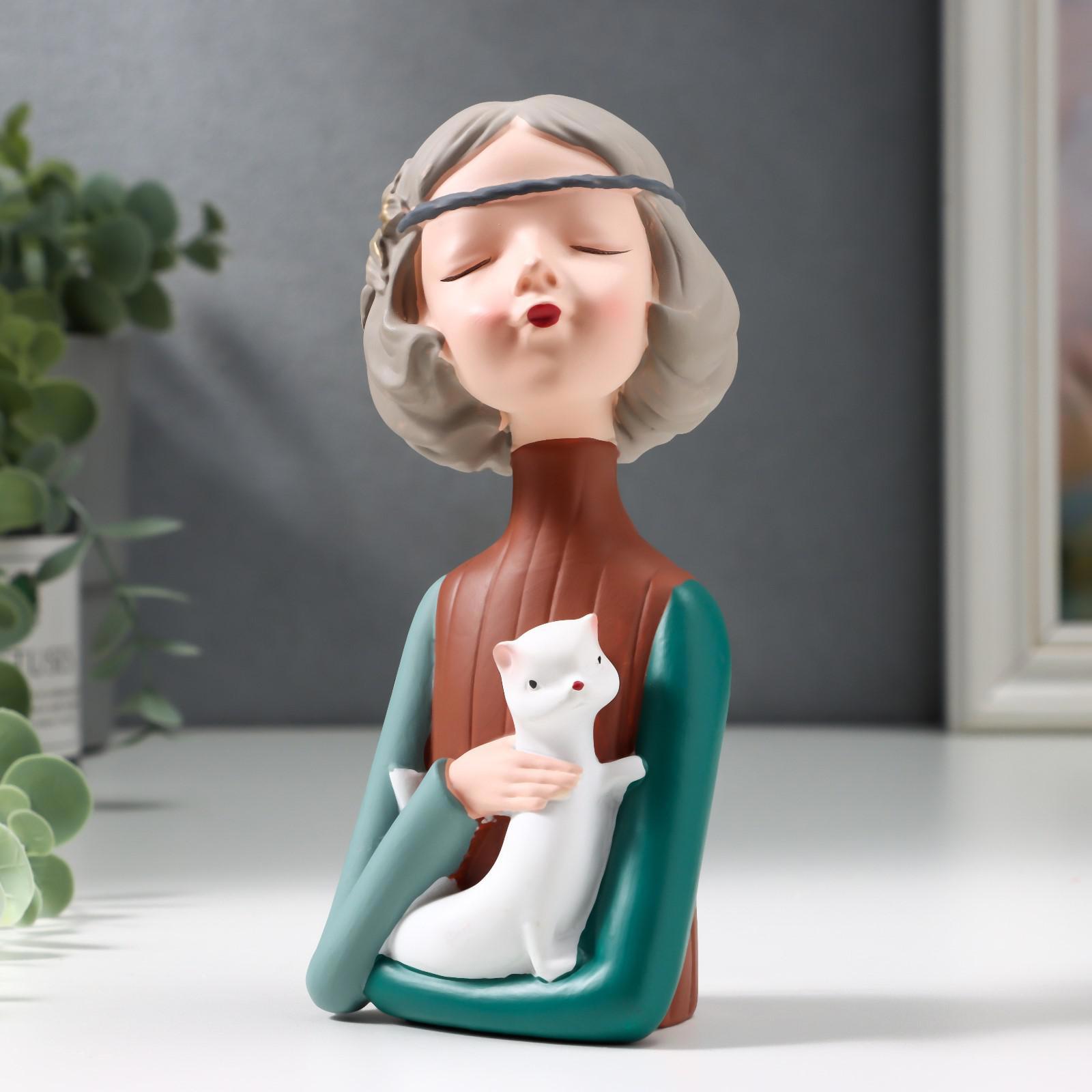 Изображение товара Фигурка сувенирная Simaland Малышка с каре, губки трубочкой, с котом-рыбой 15.5x6x7 см