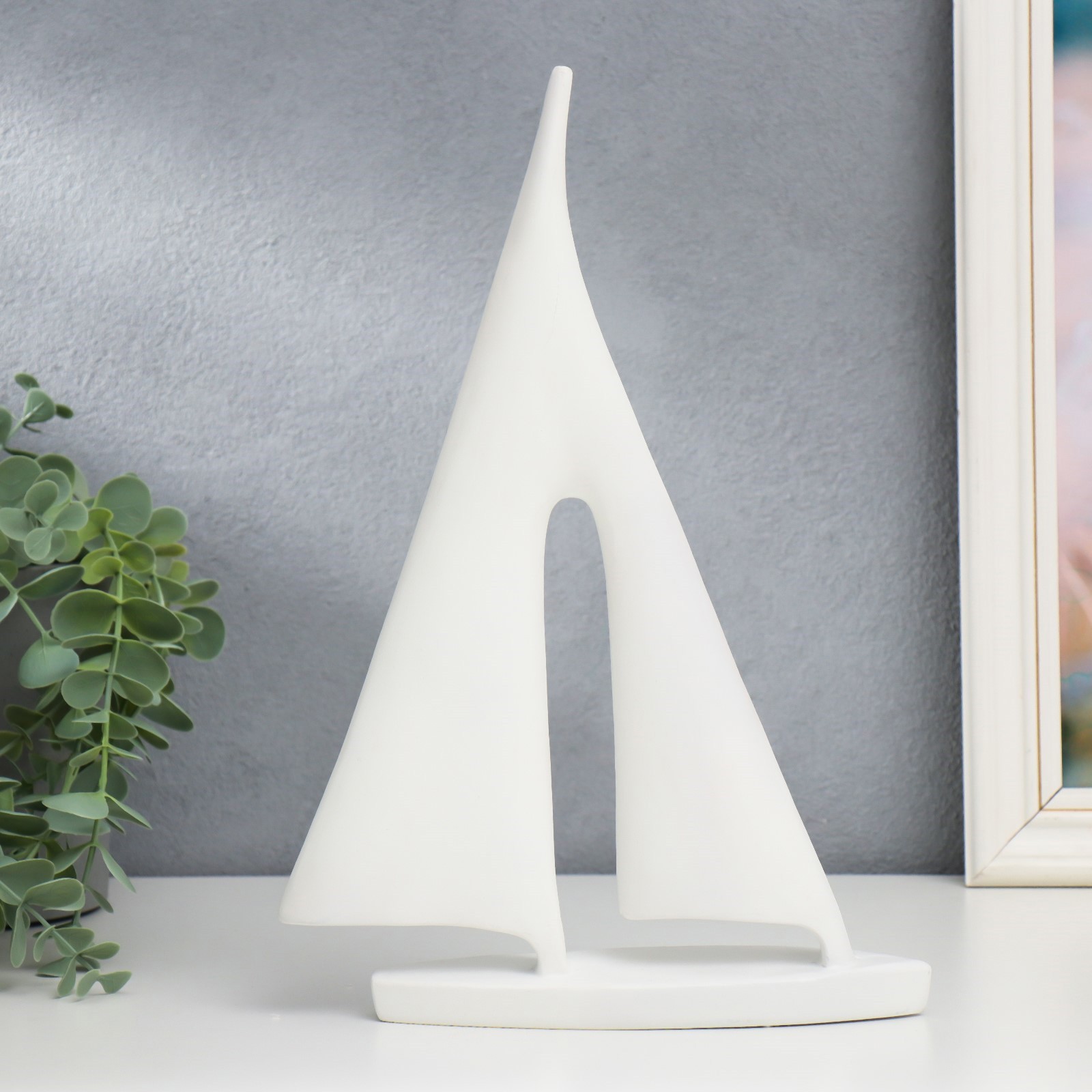 Изображение товара Фигура-парусник SIMALAND — белый полистоун, 29,5 см