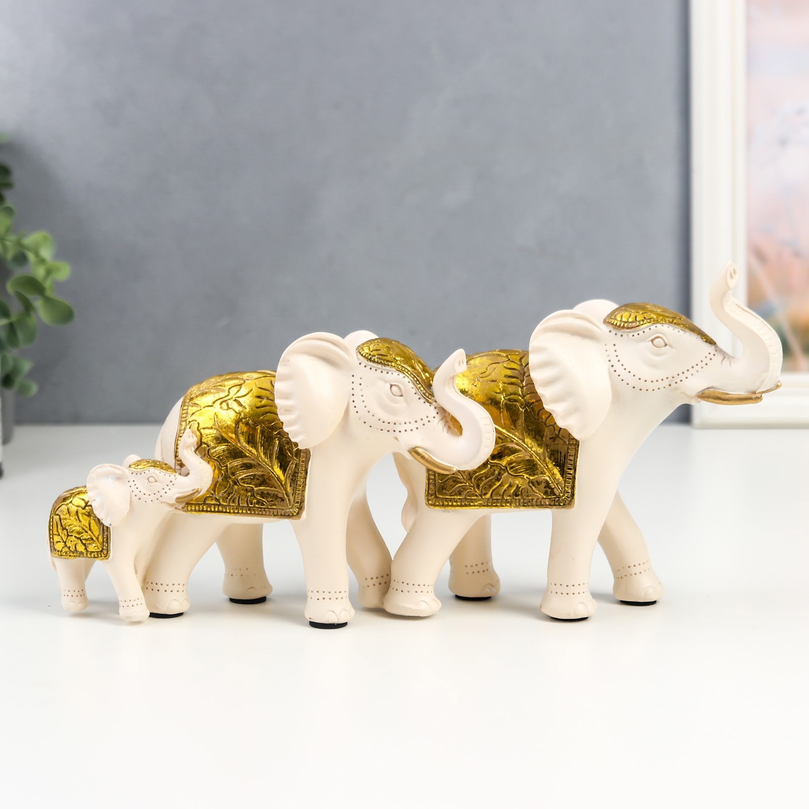 Изображение товара Simaland Семья белых слонов с золотыми листьями на попоне — 14,5×8,5×30,5 см