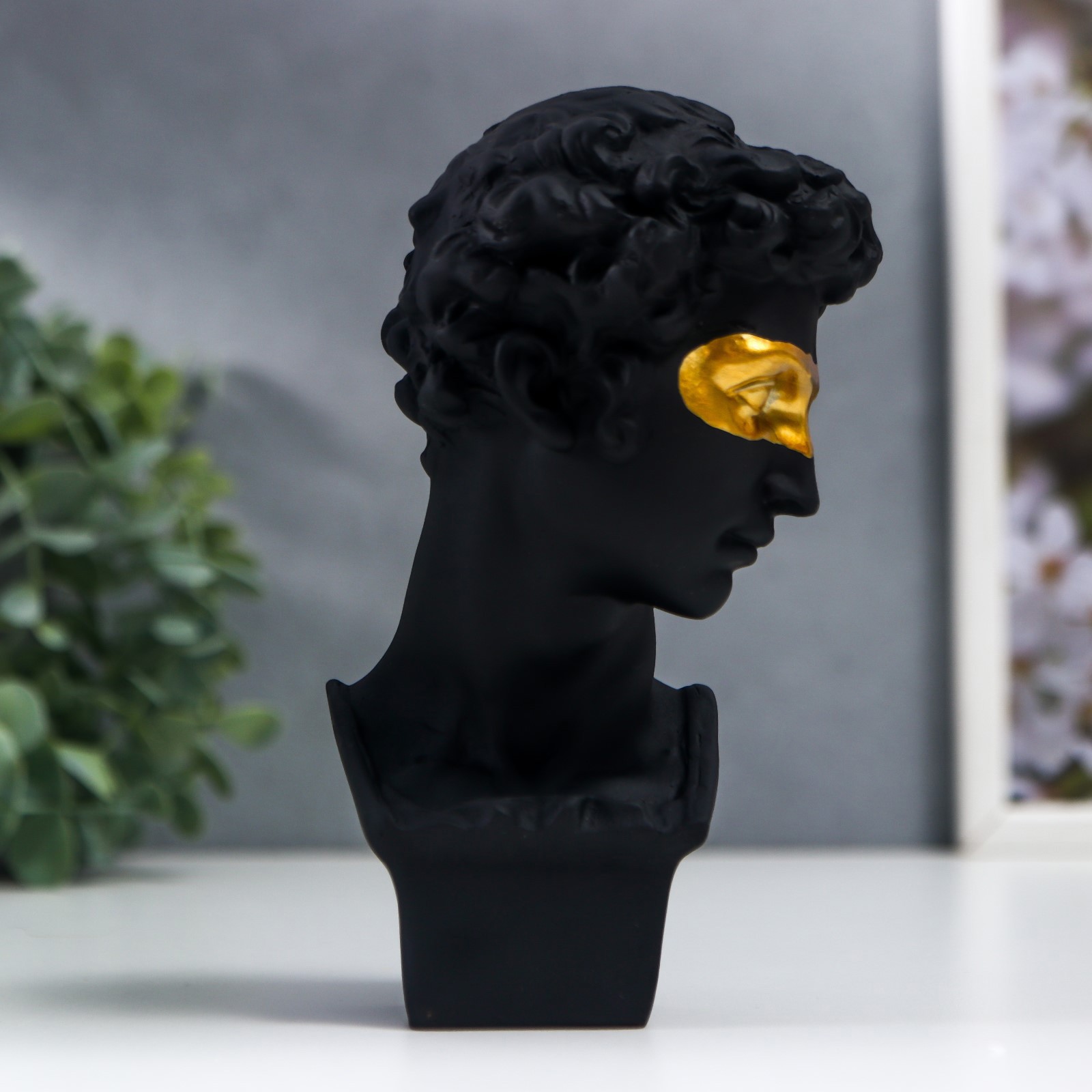 Изображение товара Фигурка сувенирная Simaland Кудрявый парень с золотой полосой на глазах чёрный 13x7 см