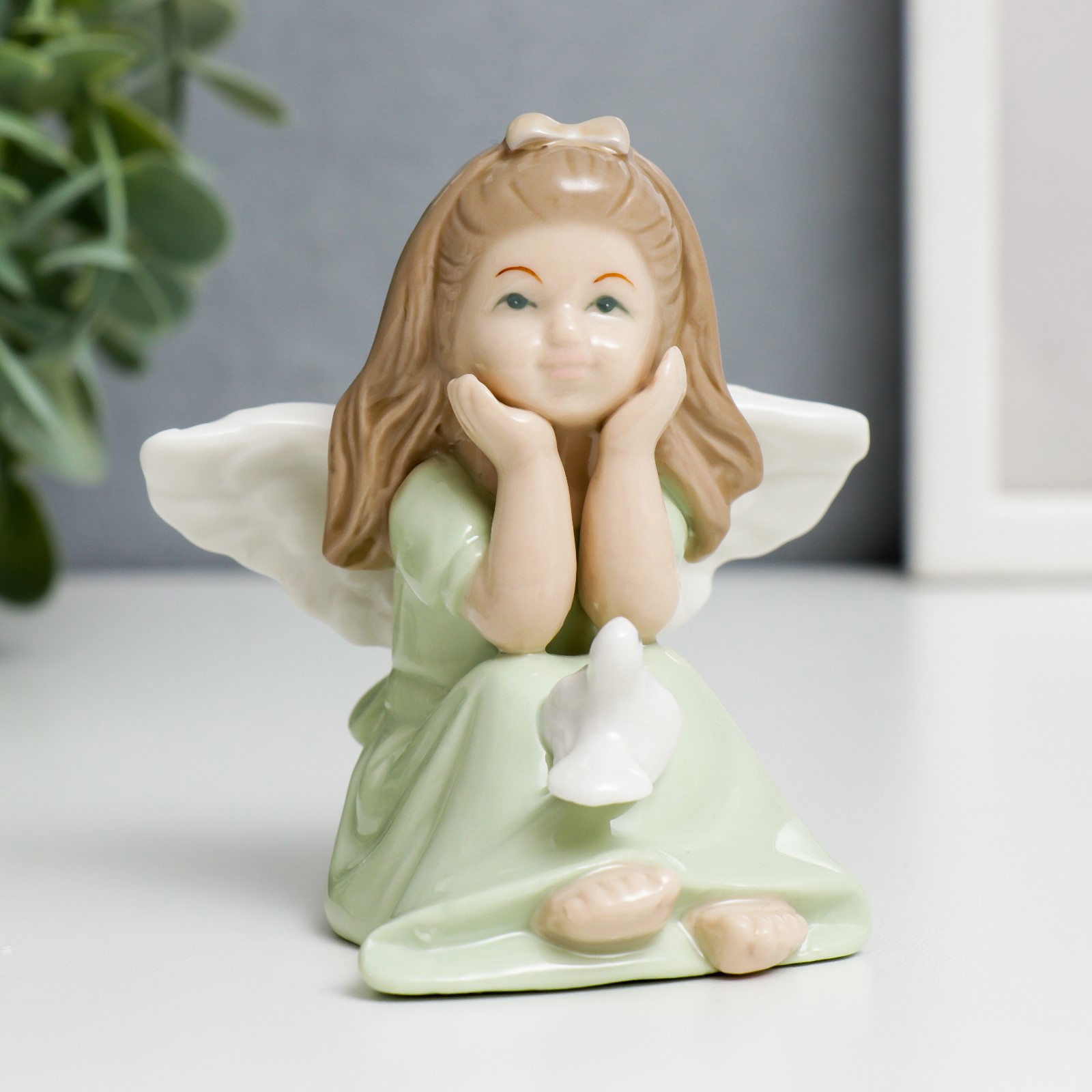 Изображение товара Ангел-девочка в зелёном платье с голубкой — декоративная керамика SIMALAND