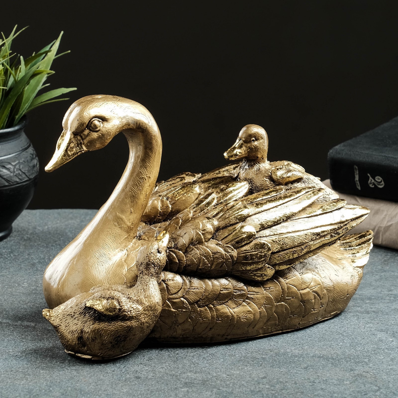 Изображение товара Лебедь с детенышами. Декоративная фигура, 32x21 см, полистоун