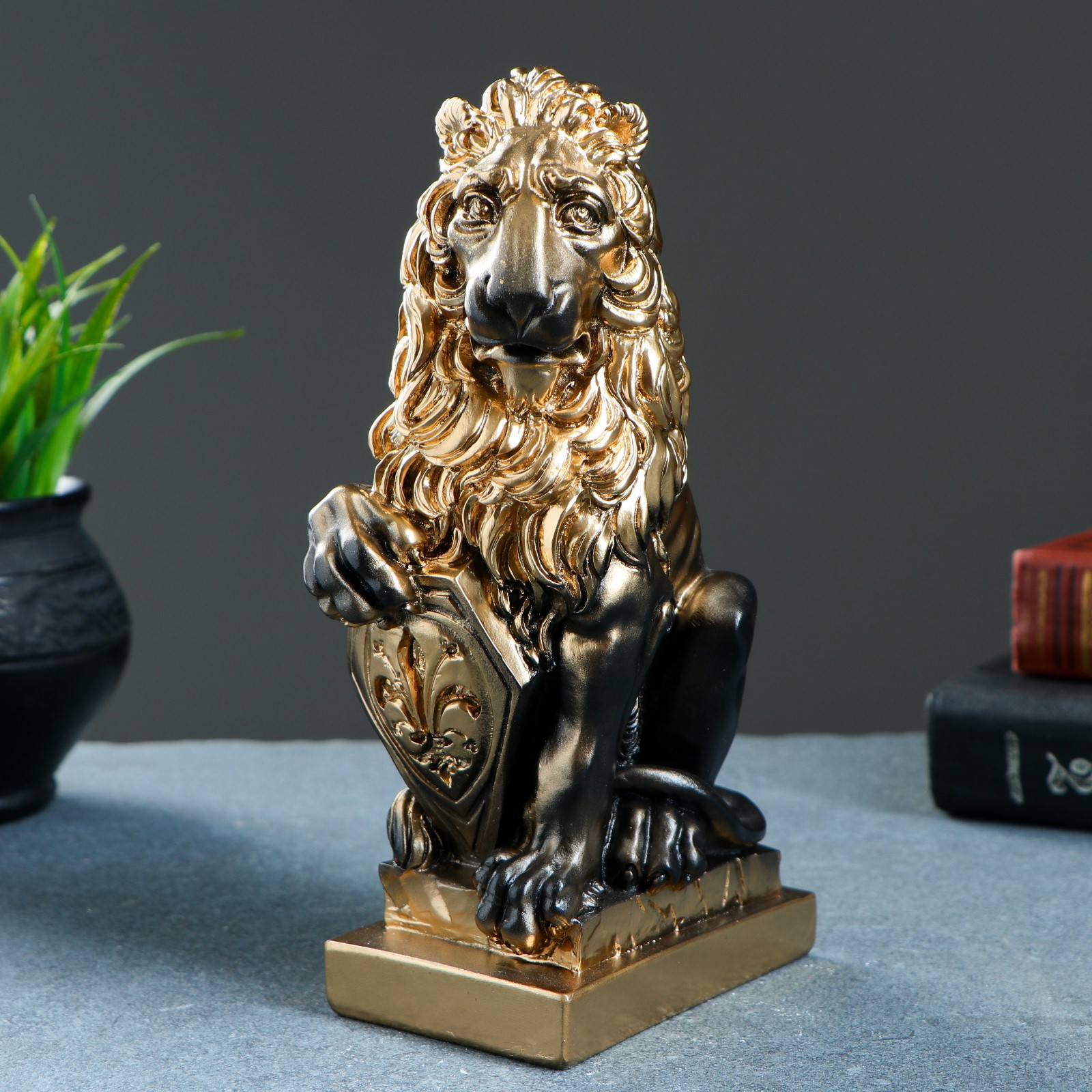 Изображение товара Фигура "Лев со щитом" бронза 10x7x21см