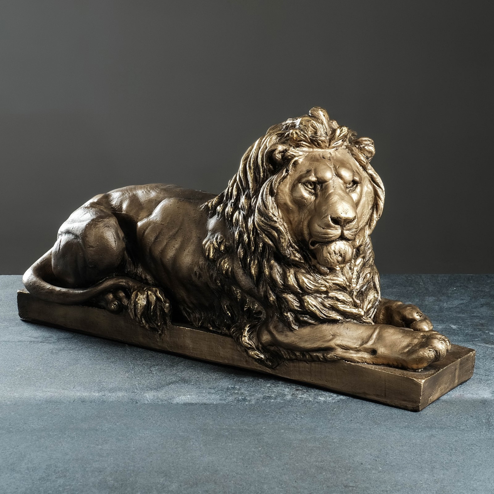 Изображение товара Лев на камне лежит — декоративная фигура из полистоуна, бронза с позолотой