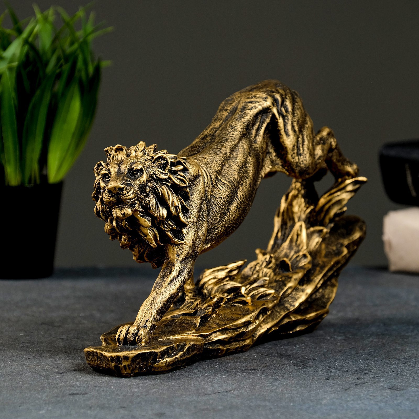 Изображение товара Крадущийся лев, бронза, 14x24x14 см — декоративная фигура