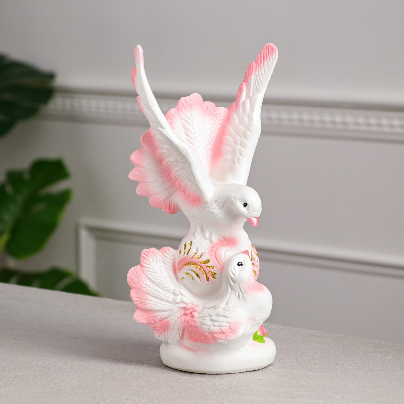 Изображение товара Статуэтка "Голуби на шаре" бело-розовая, 27 см