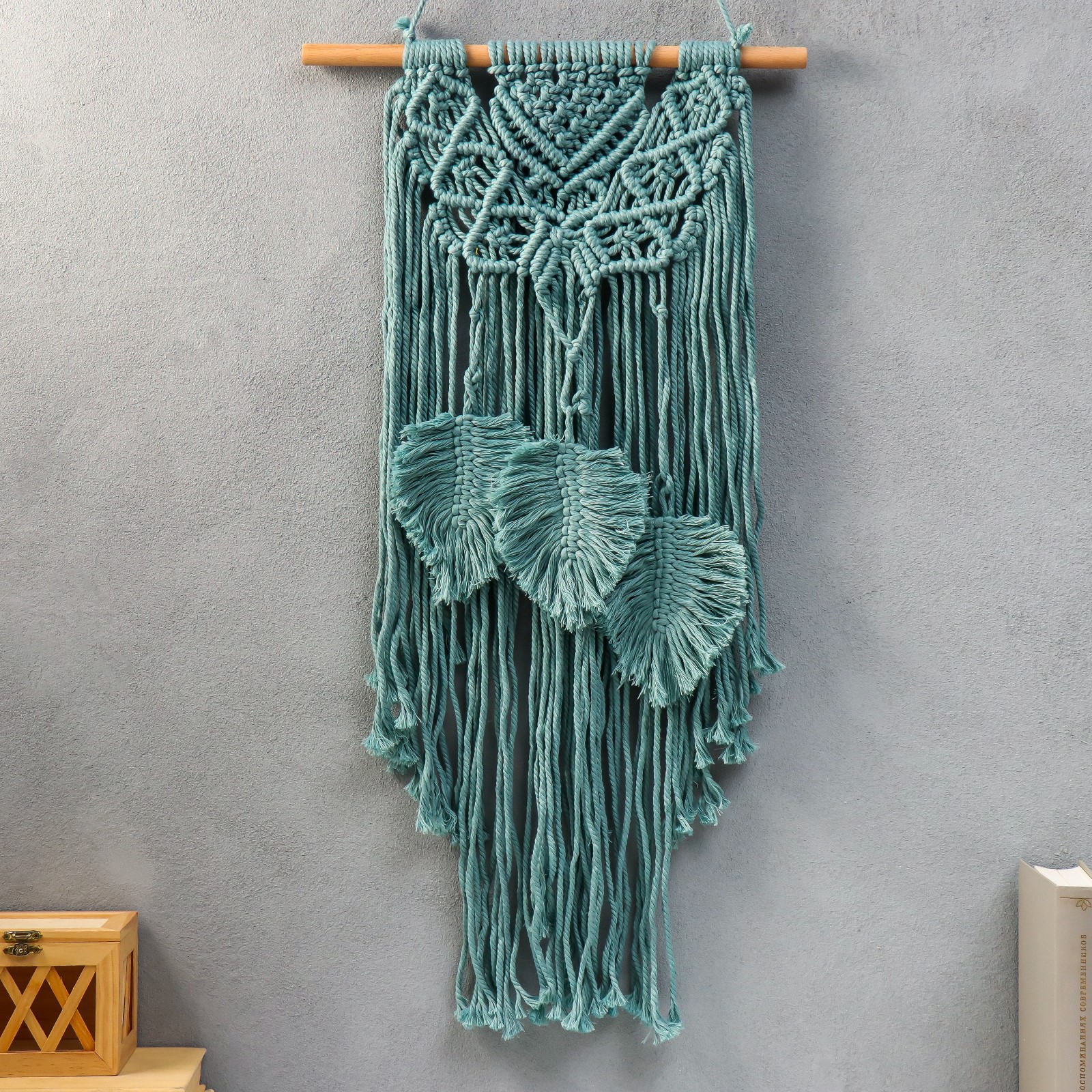 Изображение товара Панно макраме «Ожерелье и листья» 60x35 см серо-голубой