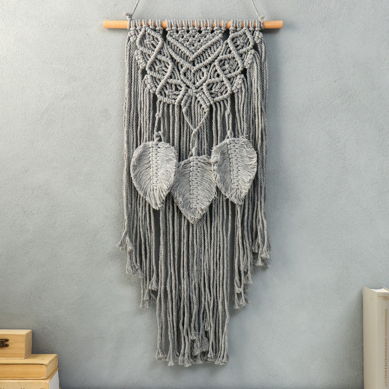 Изображение товара Панно настенное в технике макраме "Ожерелье и листья" серый 60x35 см
