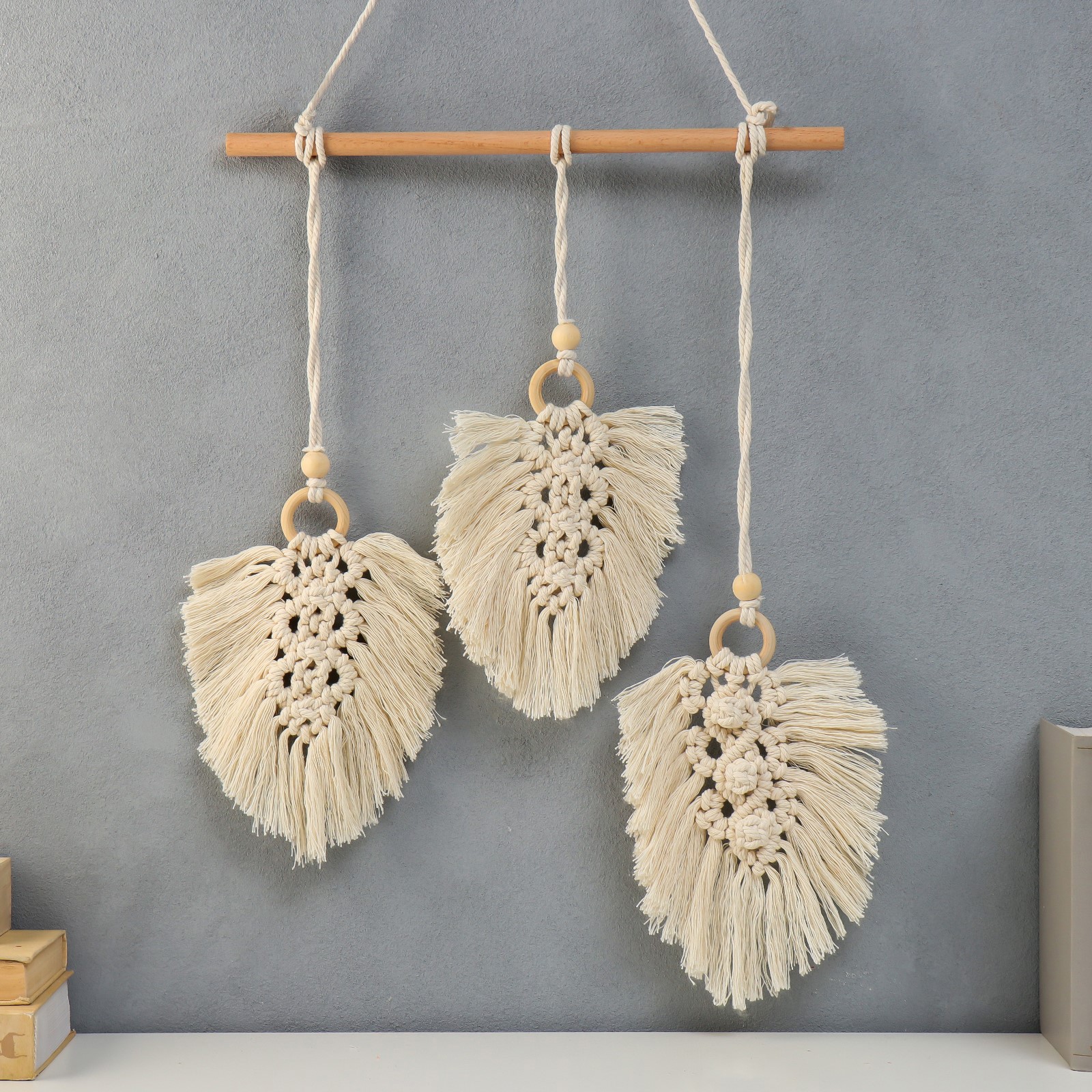 Изображение товара Панно макраме "Три листочка на веточке" белое 55x42 см