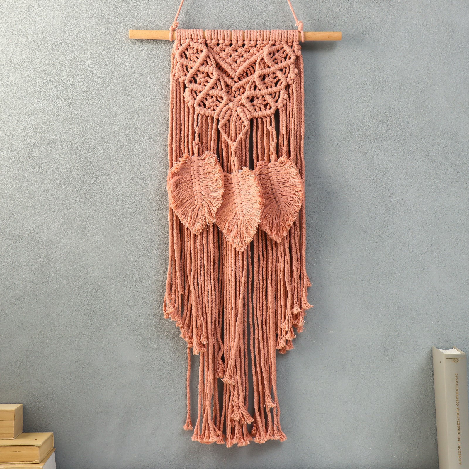 Изображение товара Панно настенное в технике макраме "Ожерелье и листья" розовый 60x35 см