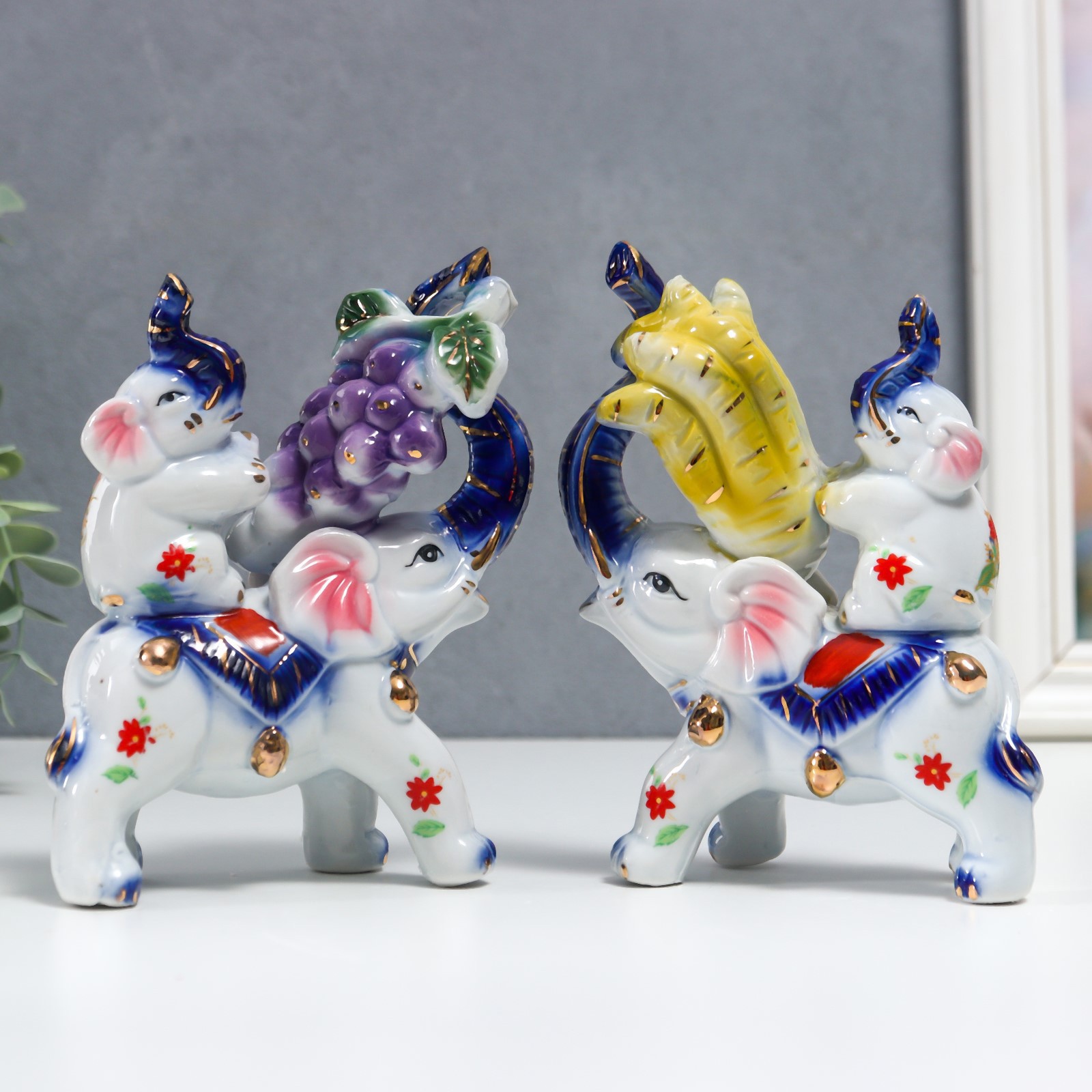 Изображение товара Сувенир интерьерный нэцке "Слоны со слонятами с виноградом/кукурузой" набор 2 шт 13x10x5 см