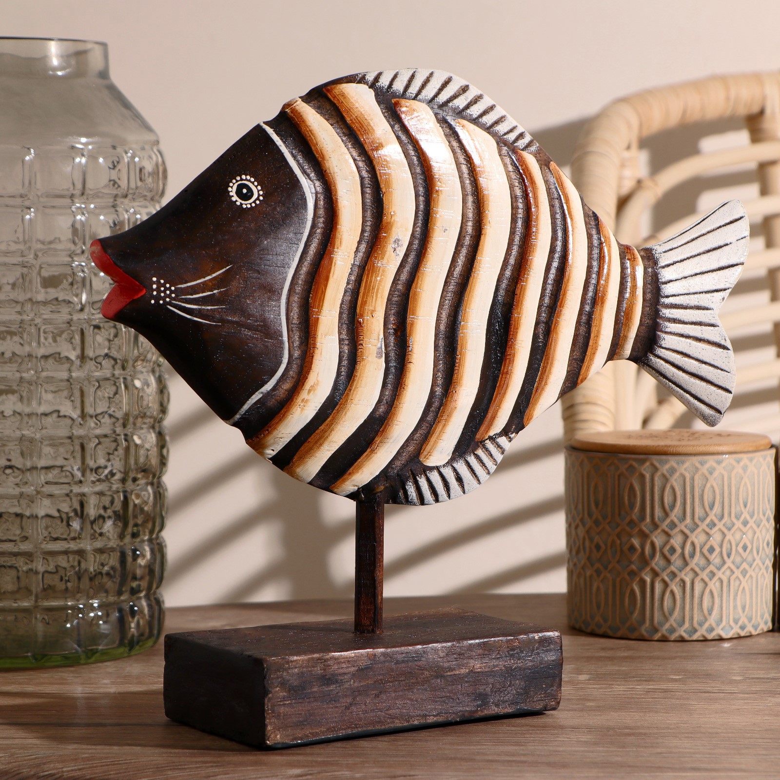 Изображение товара Деревянная рыба коричневая на подставке, ручная работа