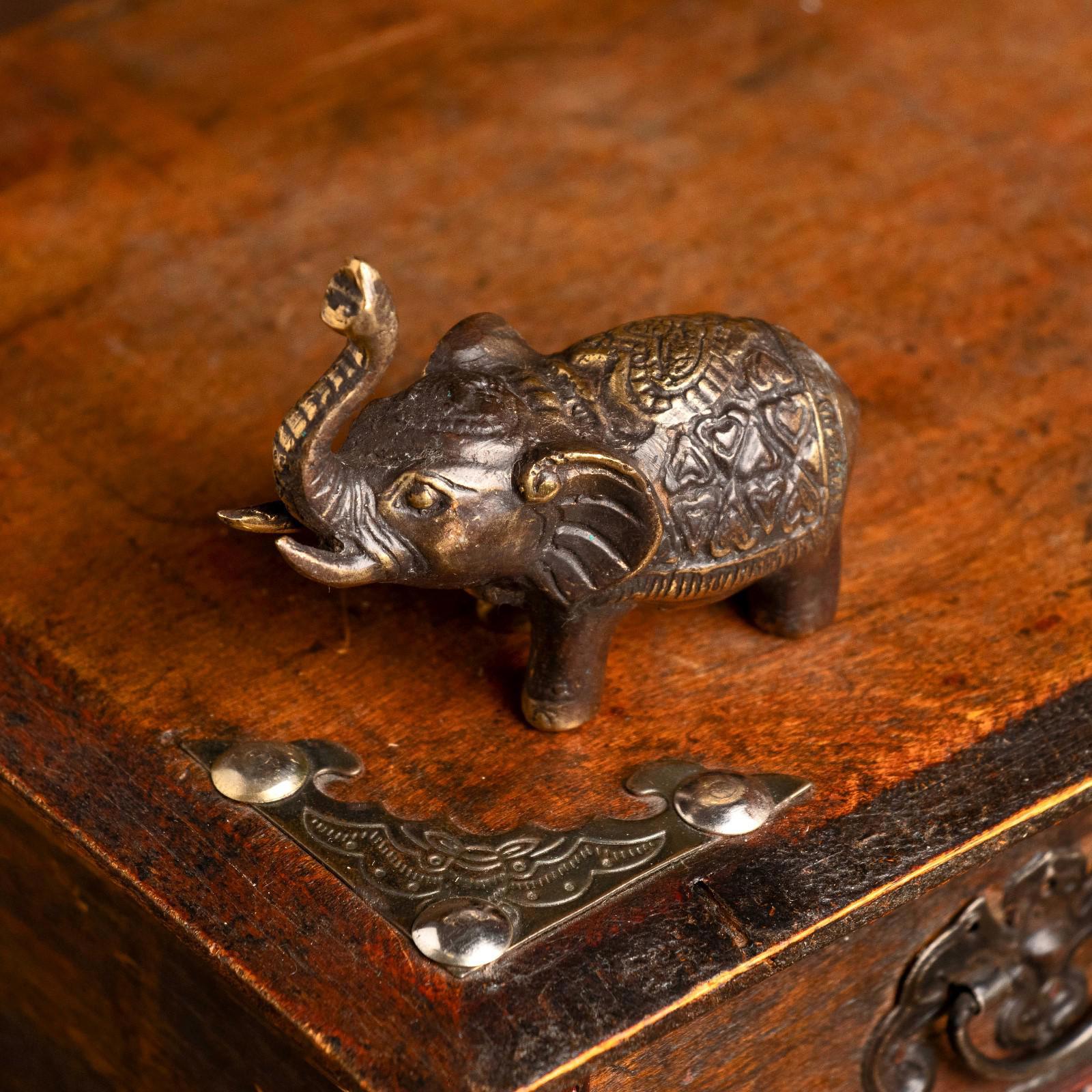 Изображение товара Сувенир интерьерный Слон 6x6x2.5 см — бронзовый ручной работы