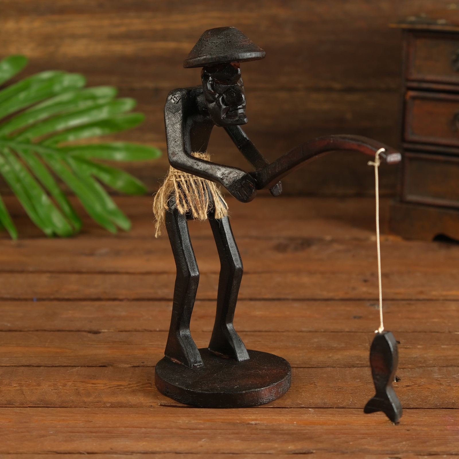 Изображение товара Сувенир-рыбак в панаме из дерева, 30x20x8 см